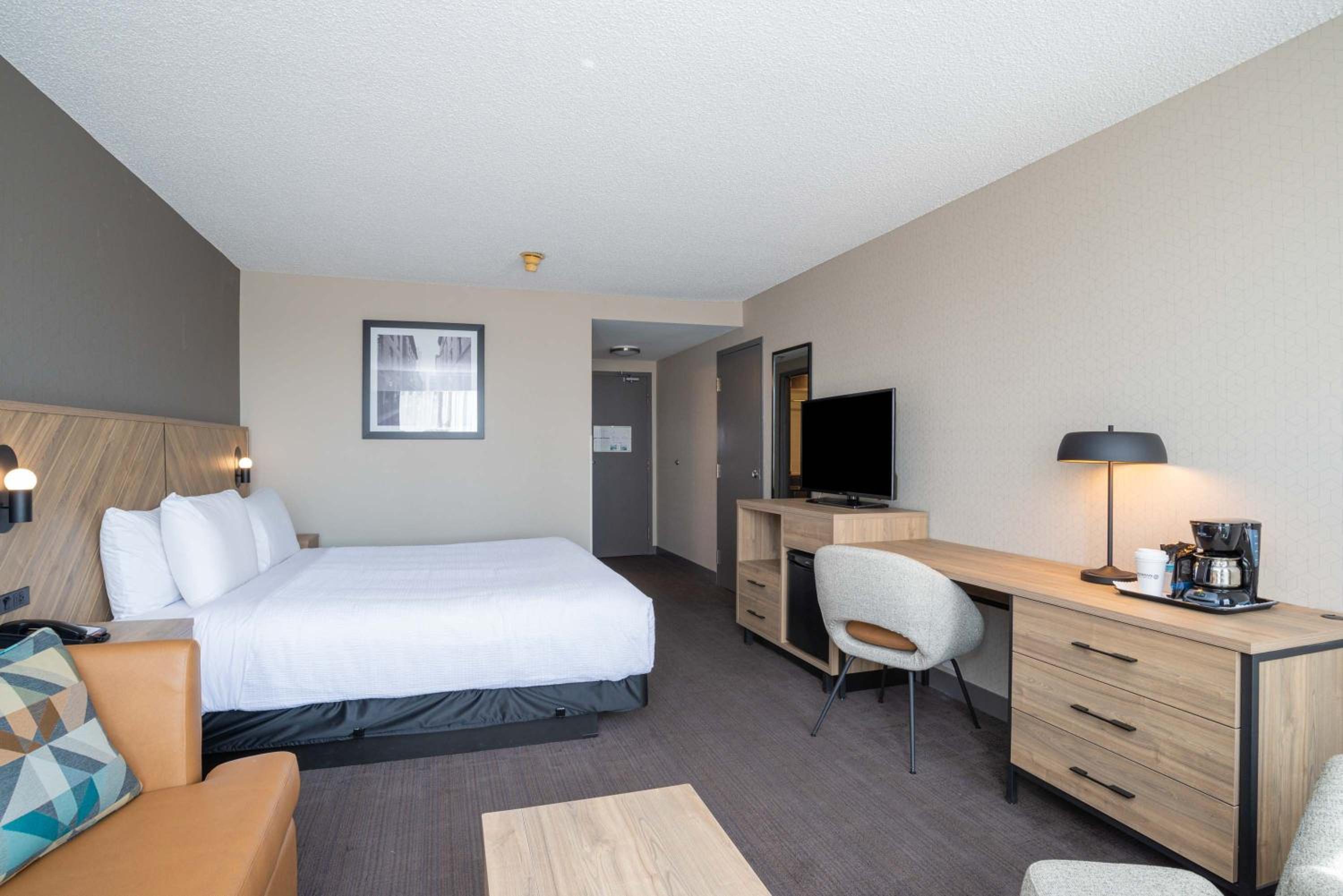 Premium Room, 1 King Bed, Sofa Bed, High Floor - Photo 4