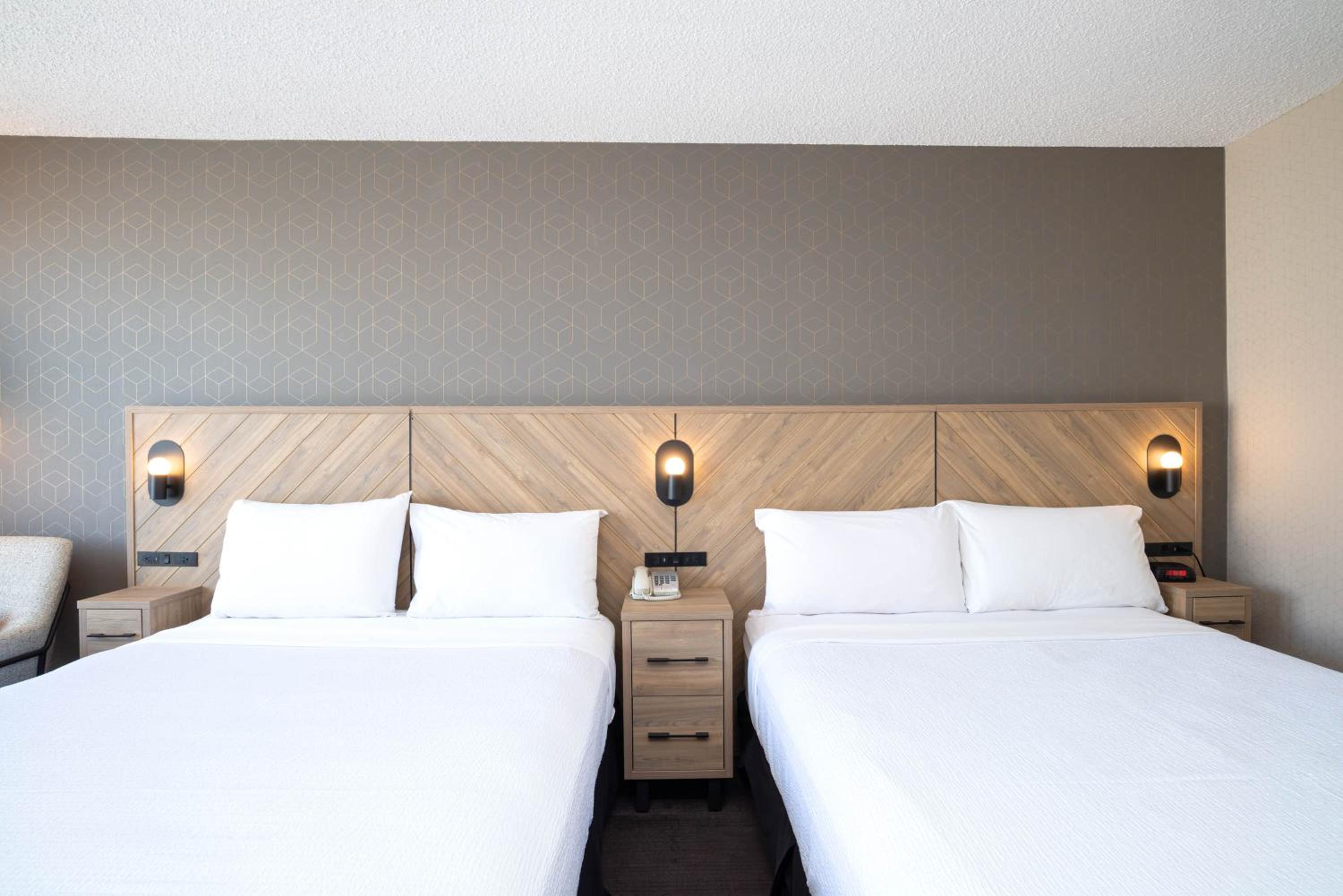 Standard Room, 2 Queen Beds - Photo 4