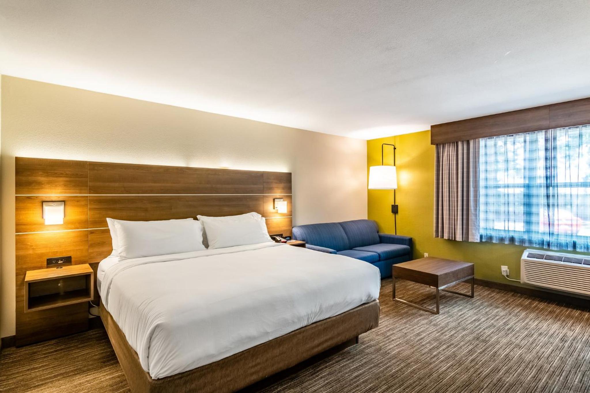 Standard King Room with Sofa Bed - Photo 1