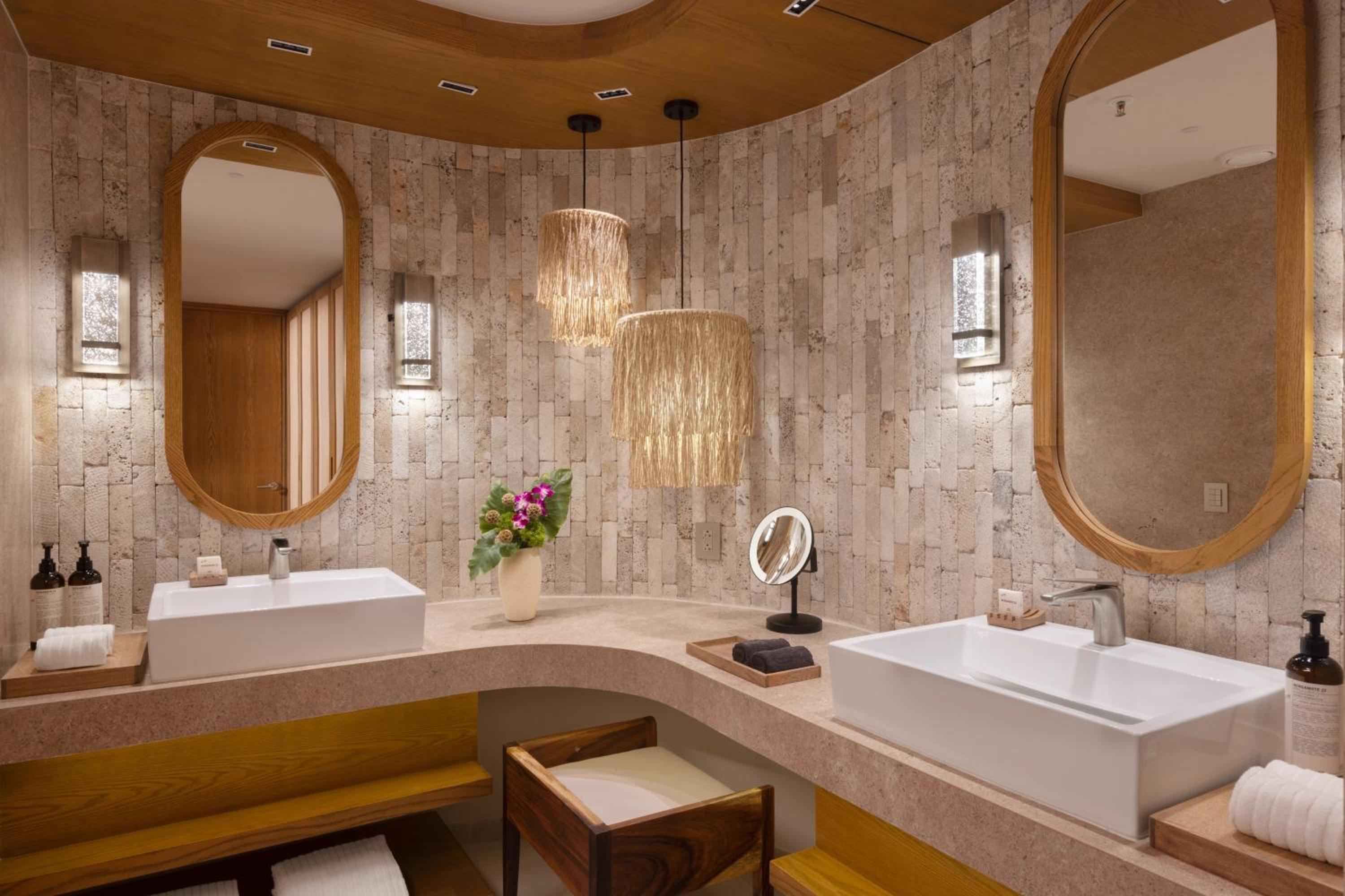 Junior King Suite with Partial Ocean View - Photo 3