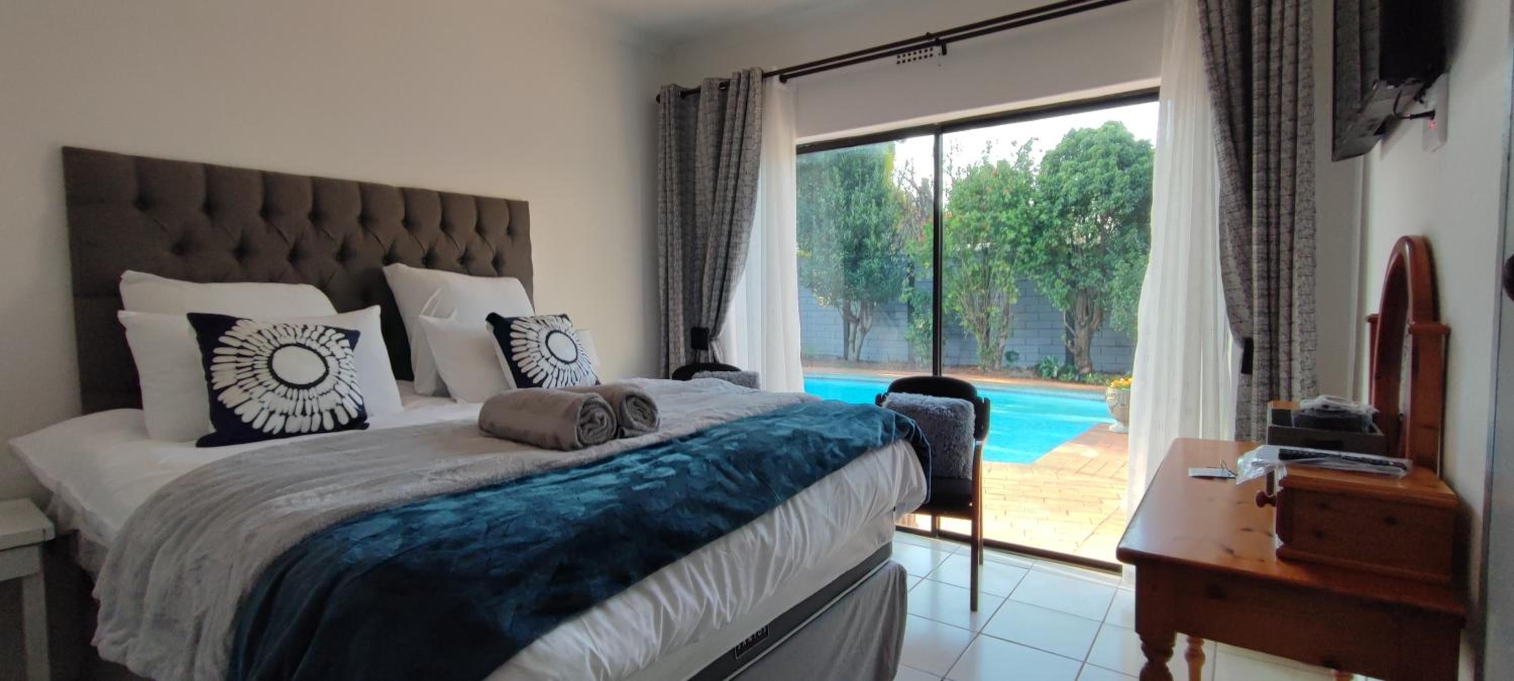 Queen Room with Pool View