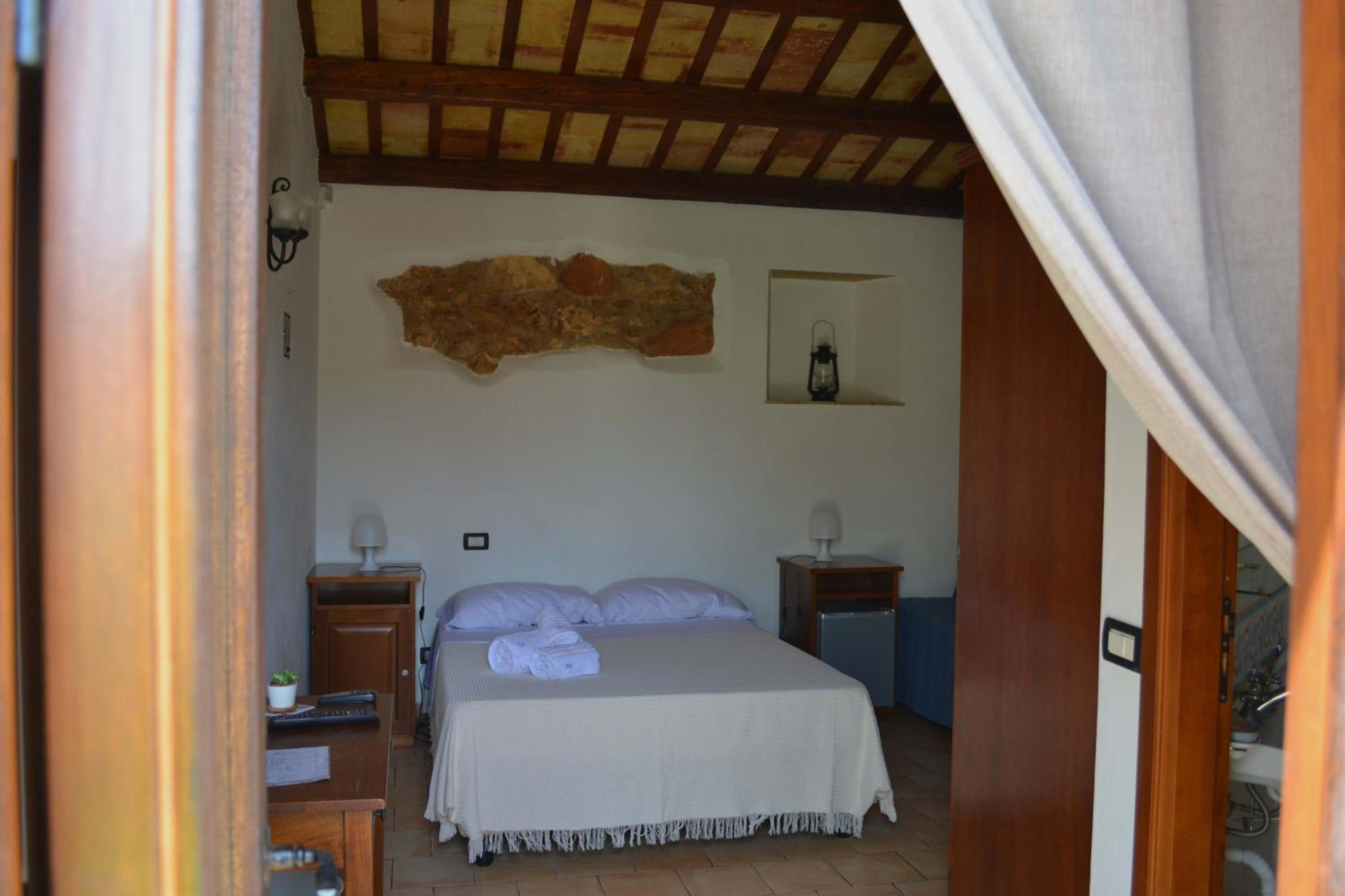 Deluxe Double Room (2 Adults + 1 Child) - Photo 1