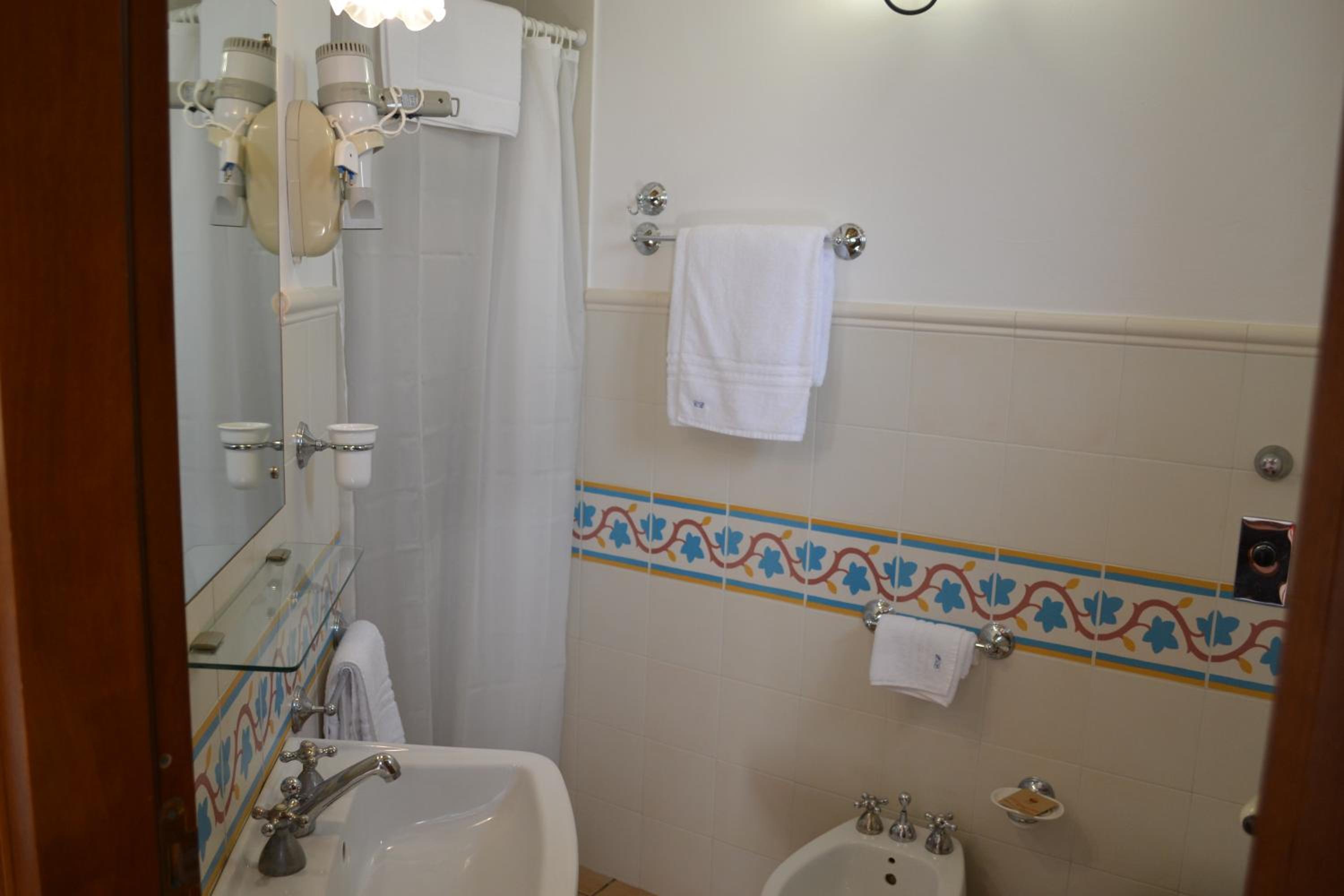 Deluxe Double Room (2 Adults + 1 Child) - Photo 5