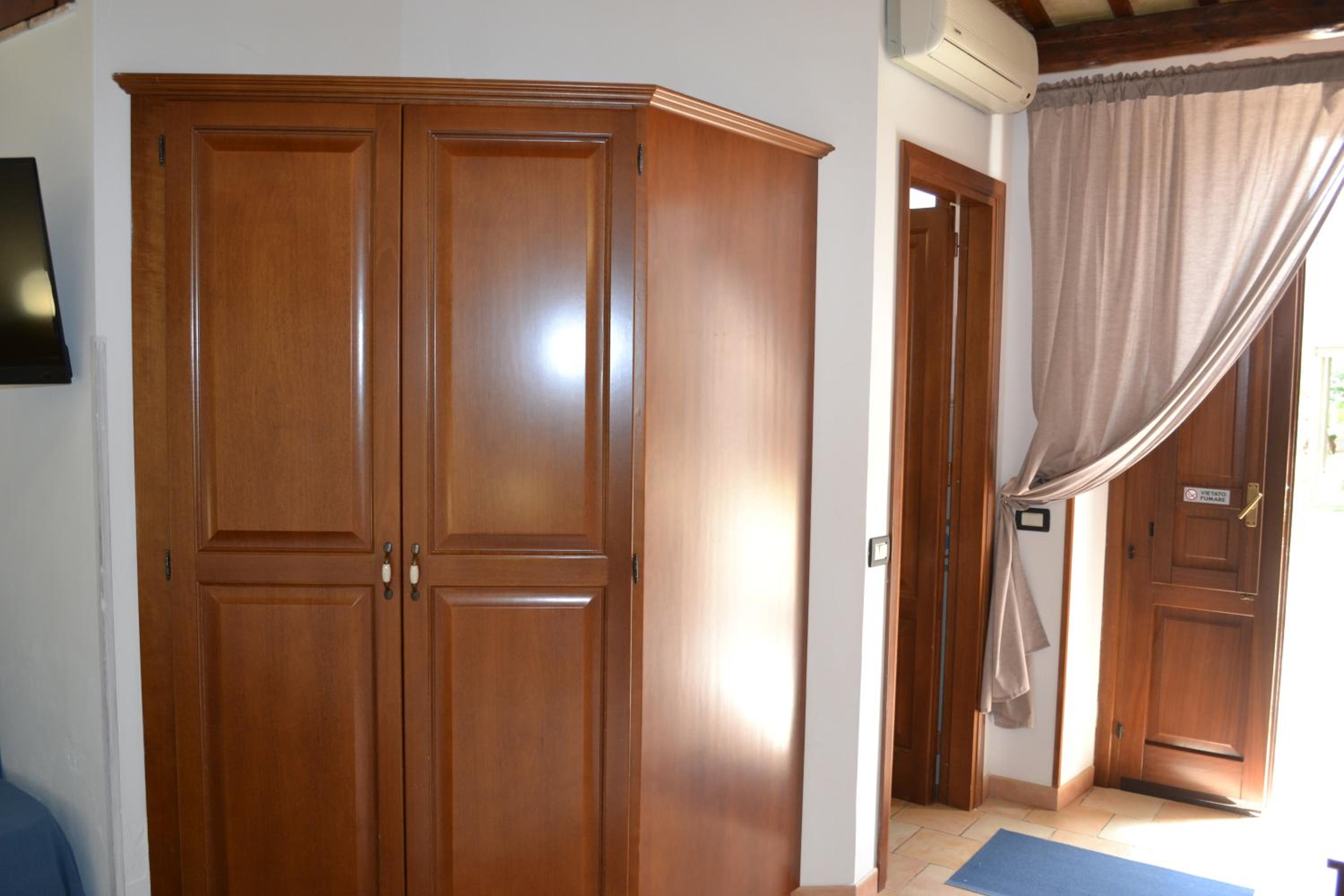 Deluxe Double Room (2 Adults + 1 Child) - Photo 6