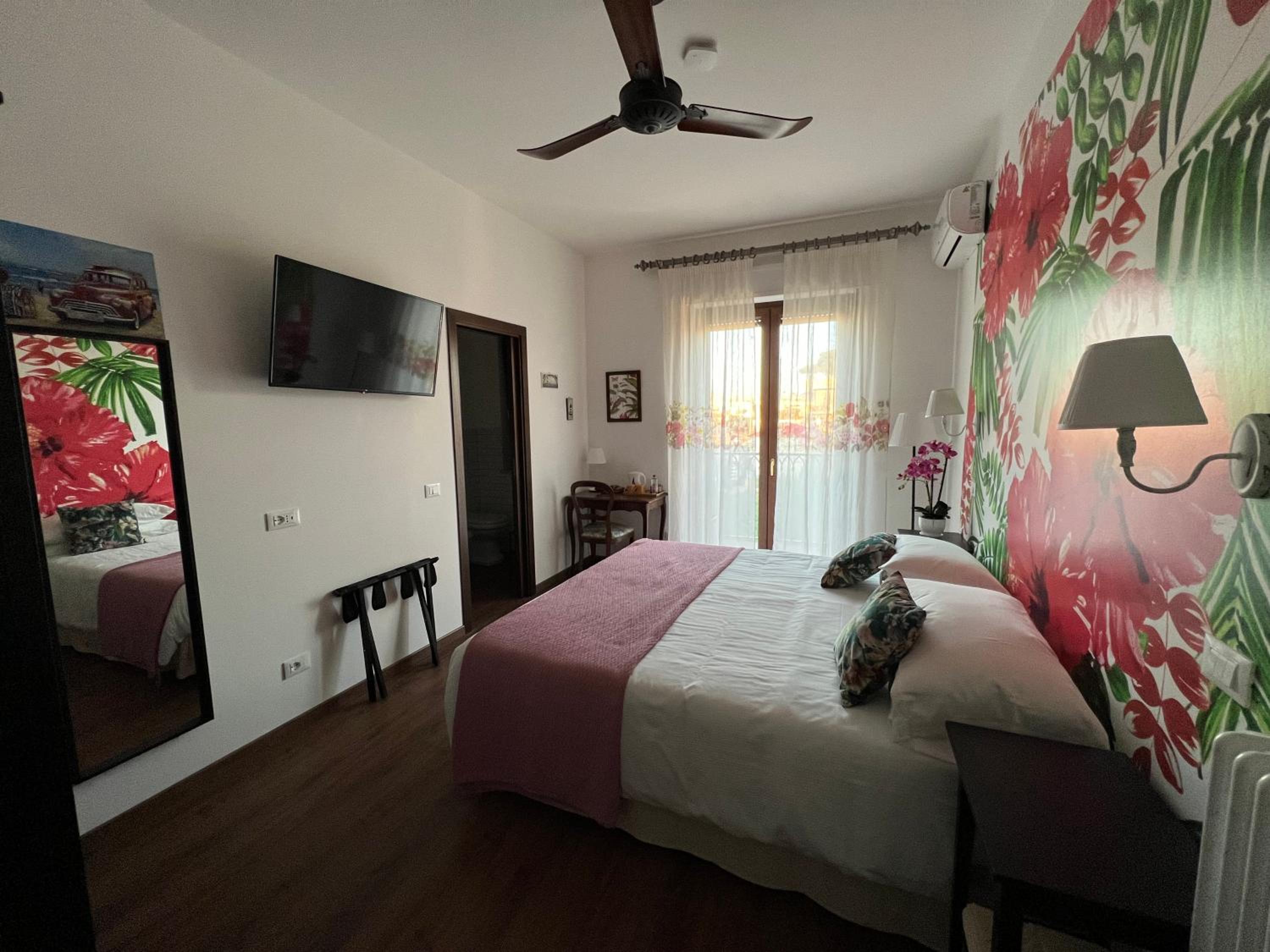 King Room with Balcony photo 2