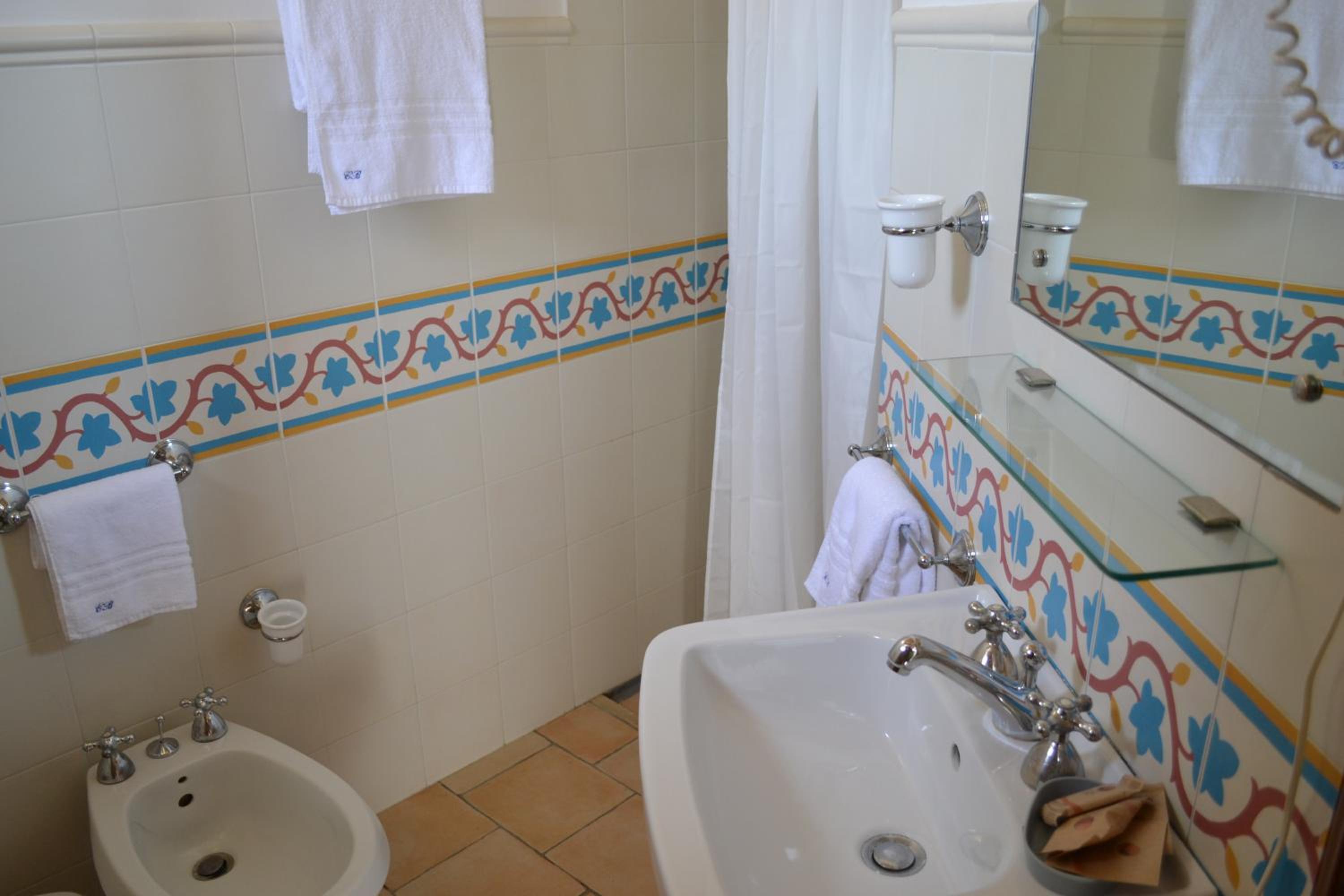 Deluxe Double Room (2 Adults + 1 Child) - Photo 10