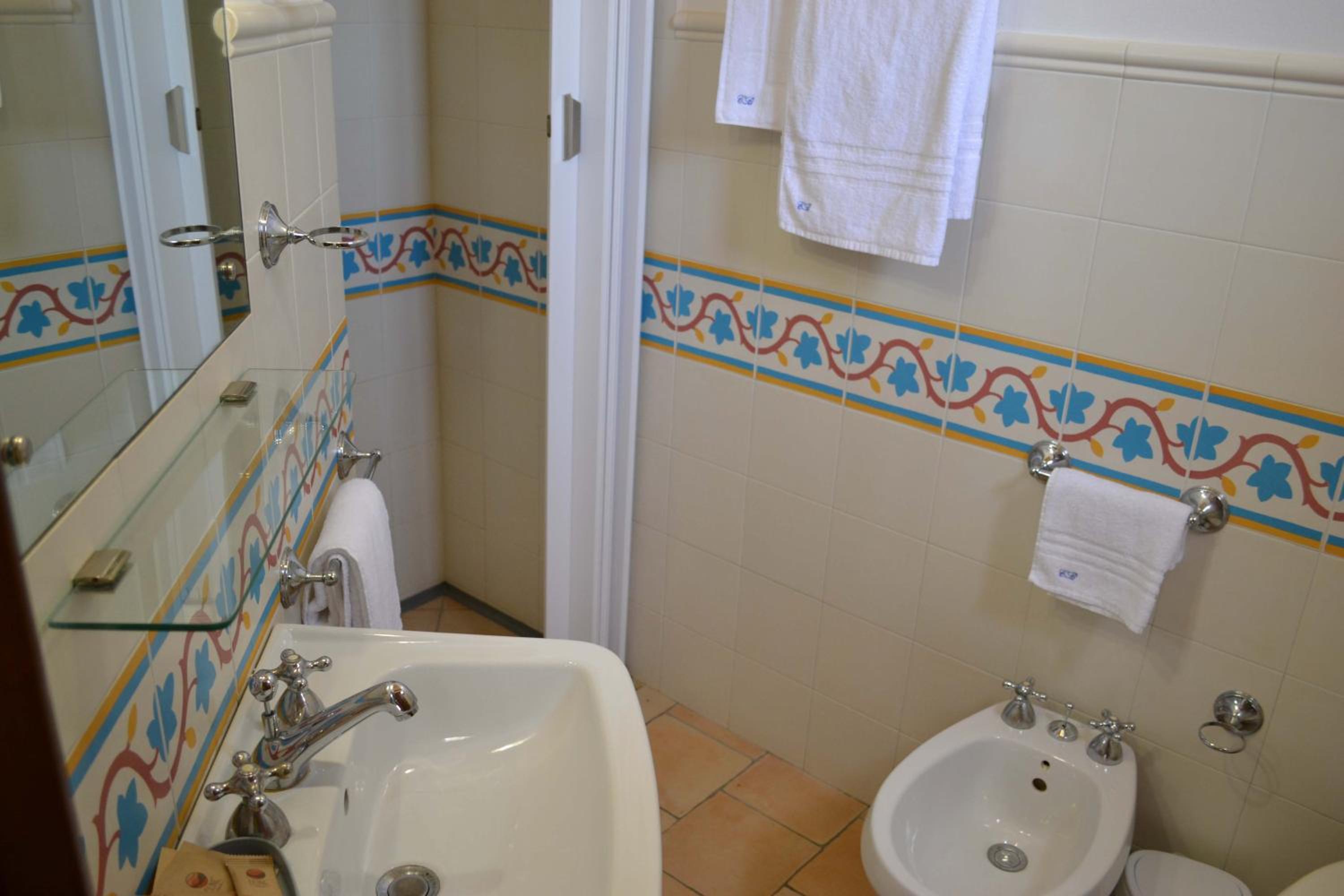Standard Double Room - Photo 10