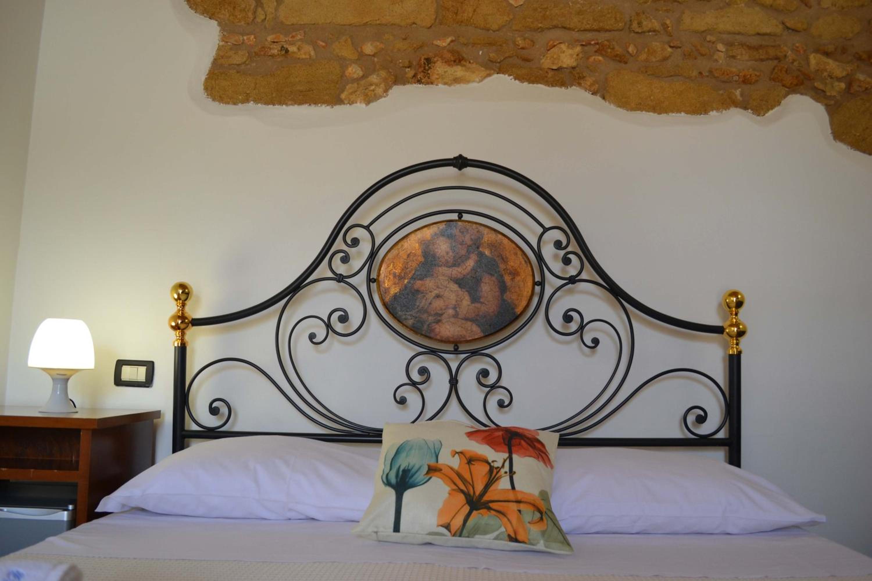 Standard Double Room - Photo 7