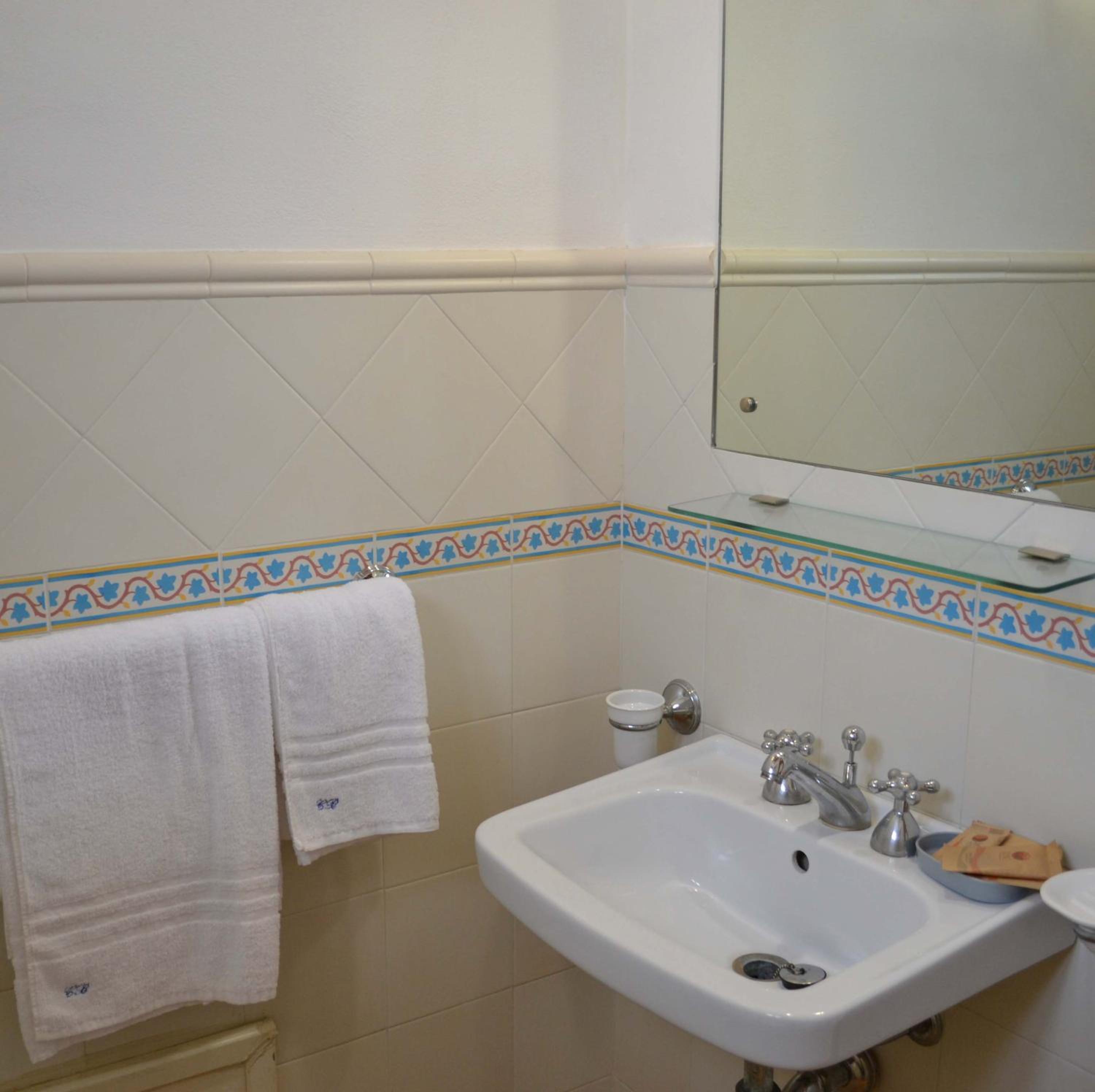 Double Room with Private Bathroom - Photo 4
