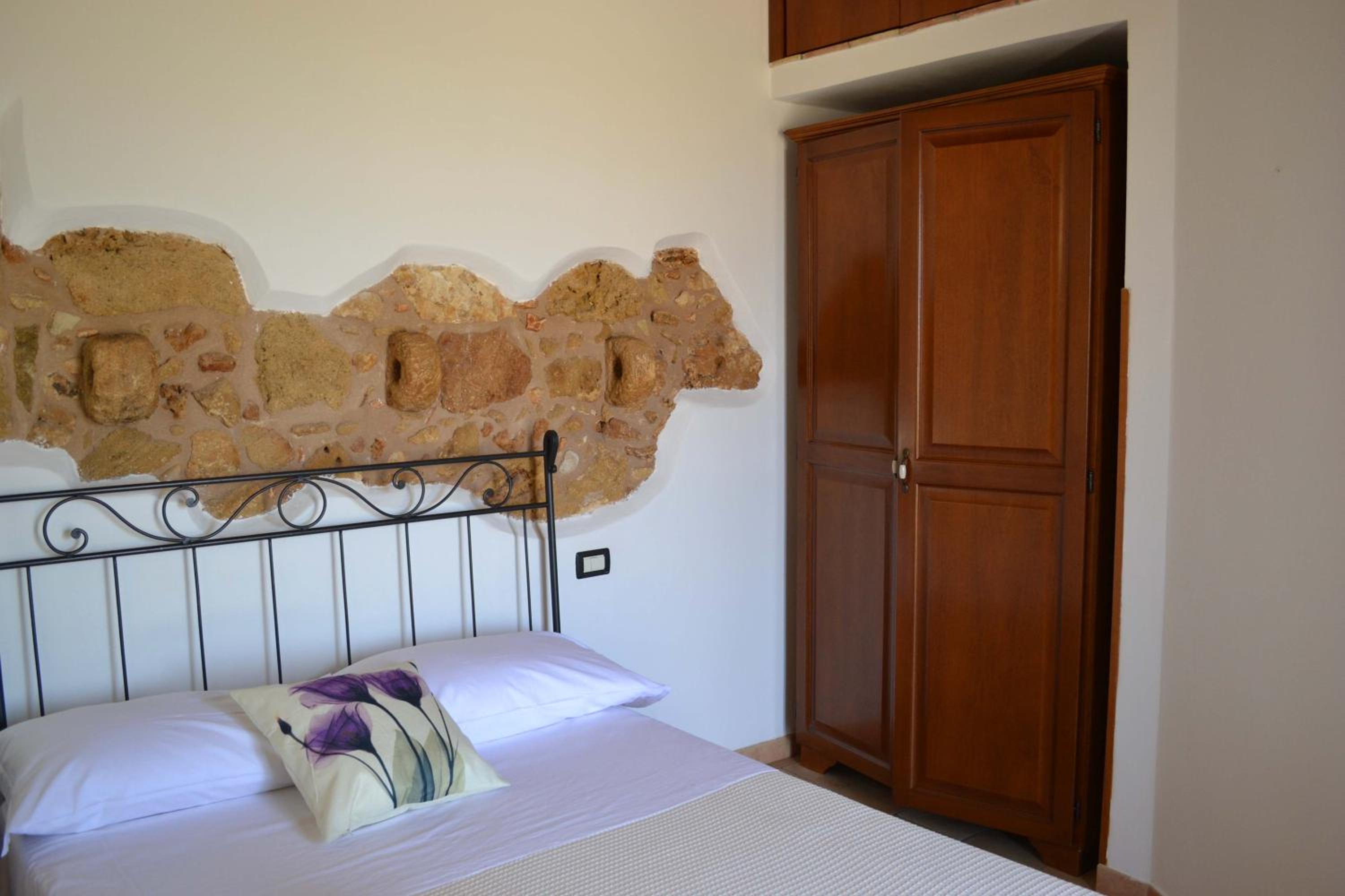 Double Room with Private Bathroom - Photo 8