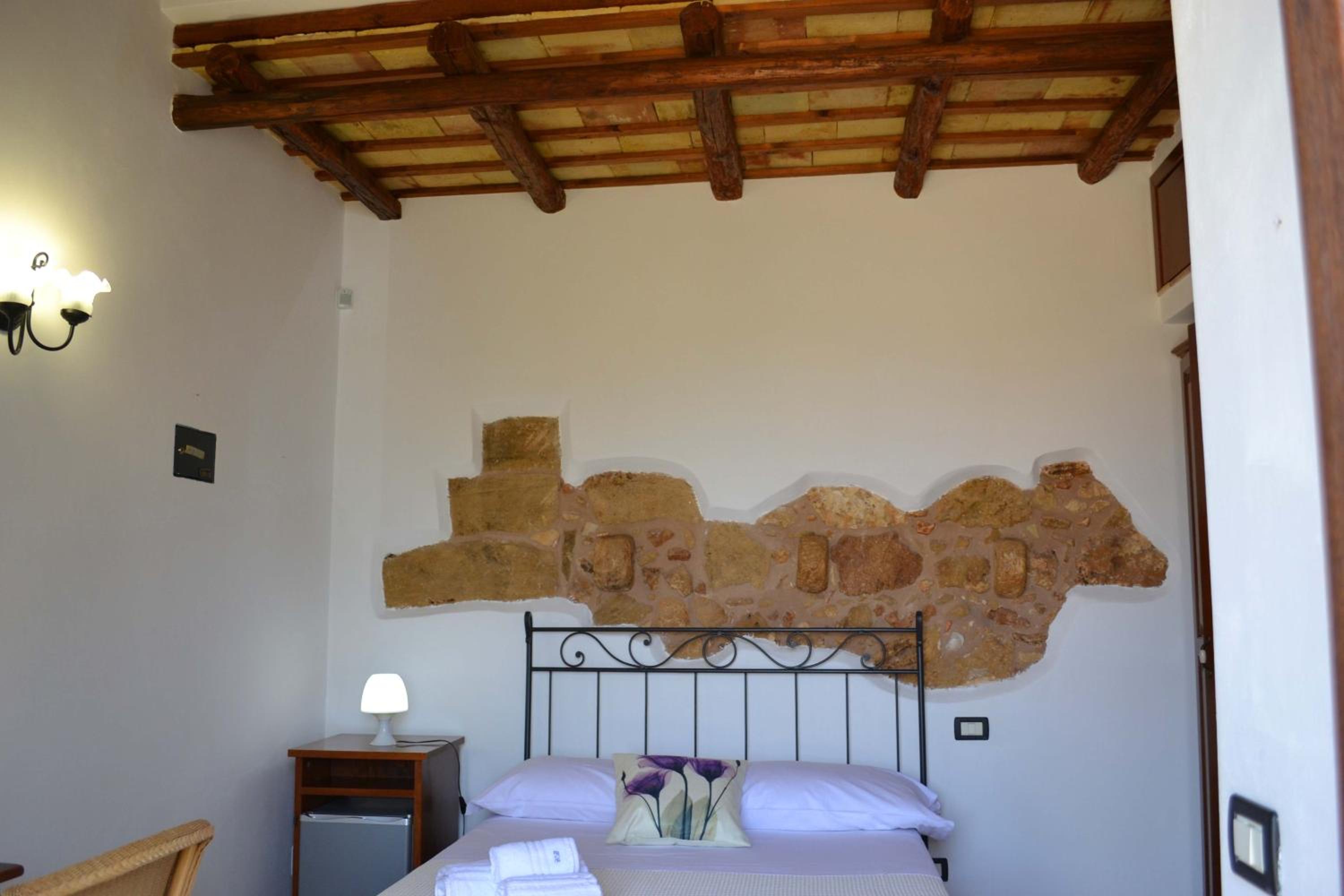 Double Room with Private Bathroom - Photo 1