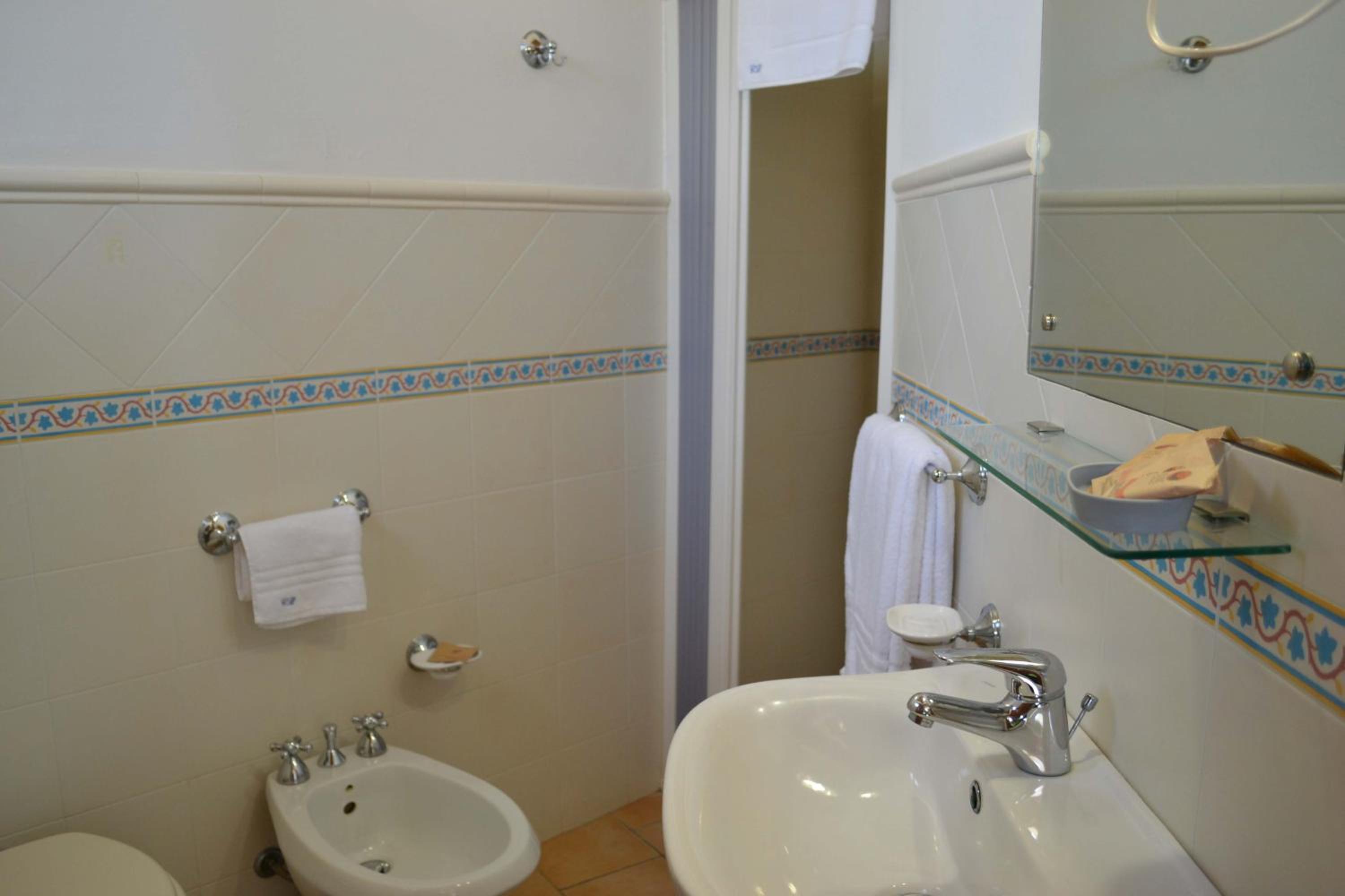 Small Double Room - Photo 6