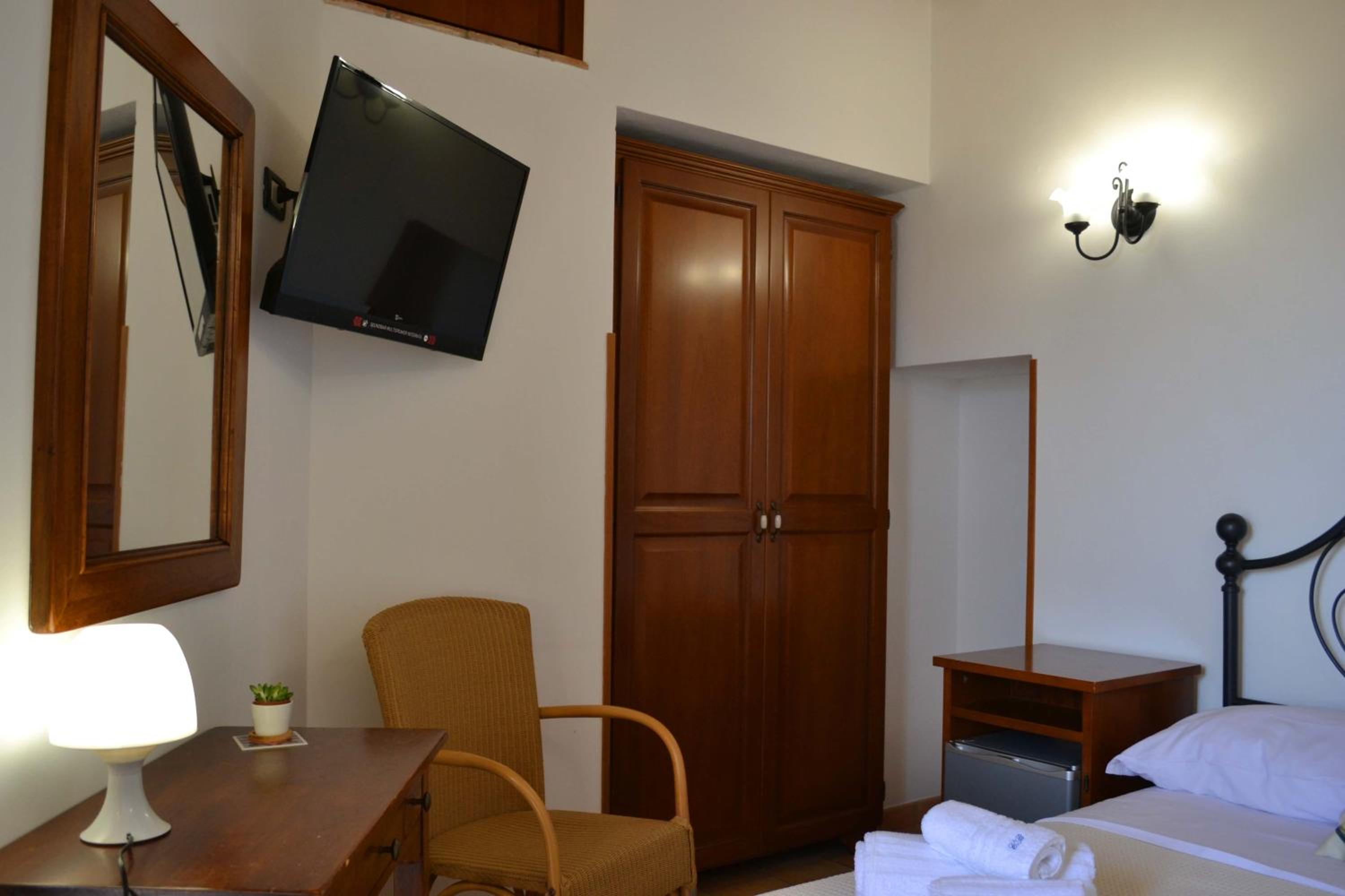 Double Room with Private Bathroom - Photo 10