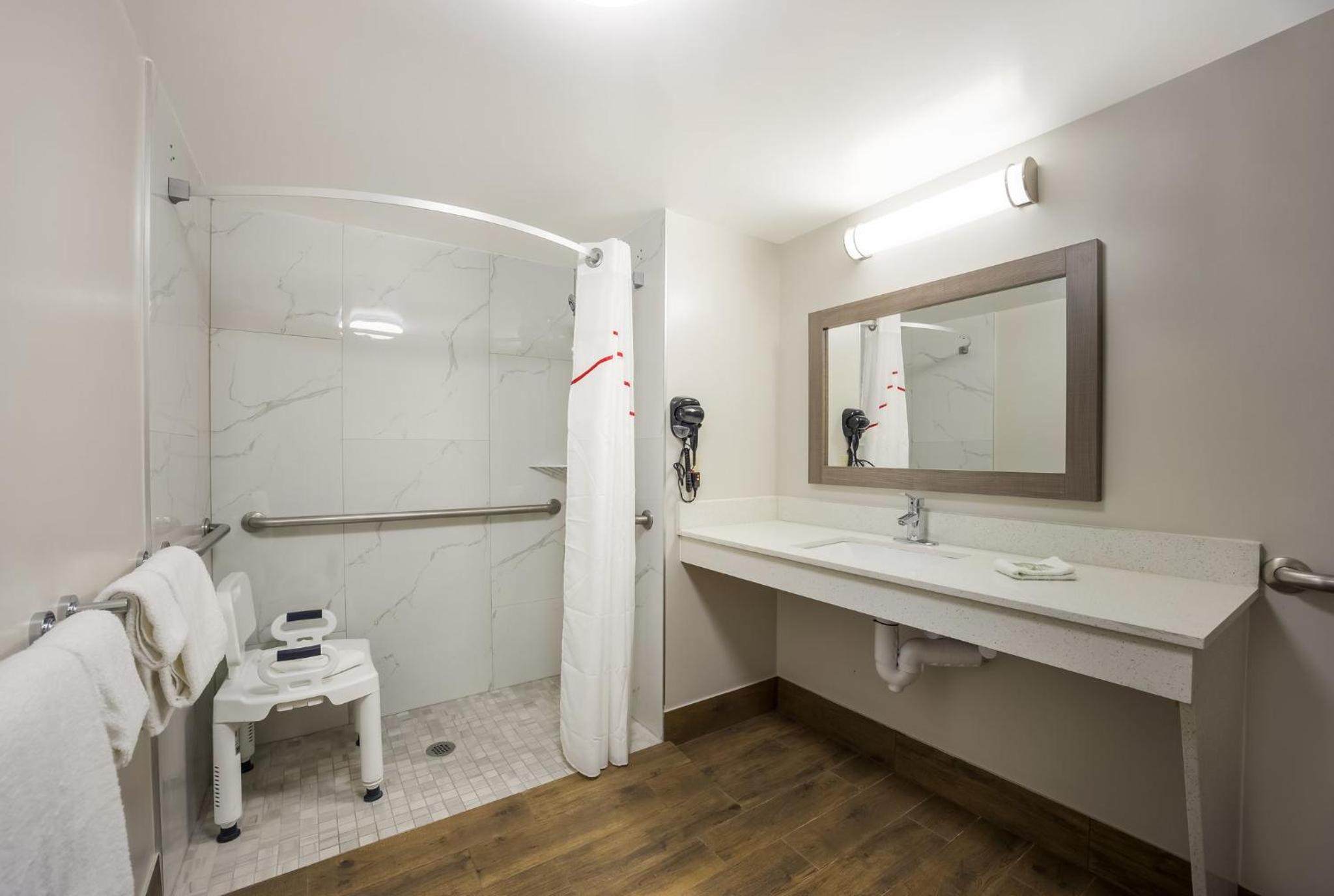 Deluxe King Room Disability Access Roll-In Shower Smoke Free - Photo 4