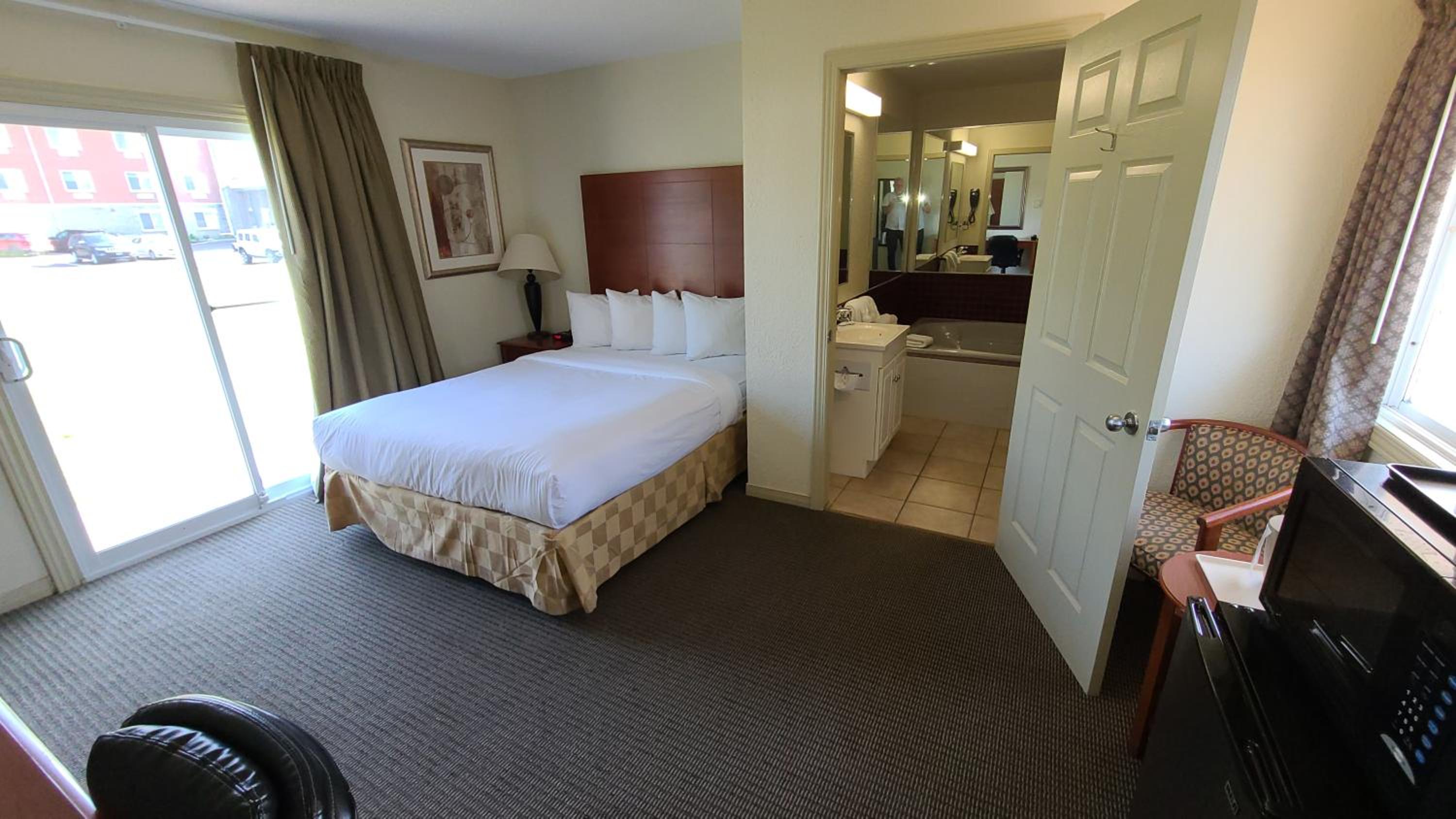 Deluxe Queen Room - Non-Smoking - Photo 2