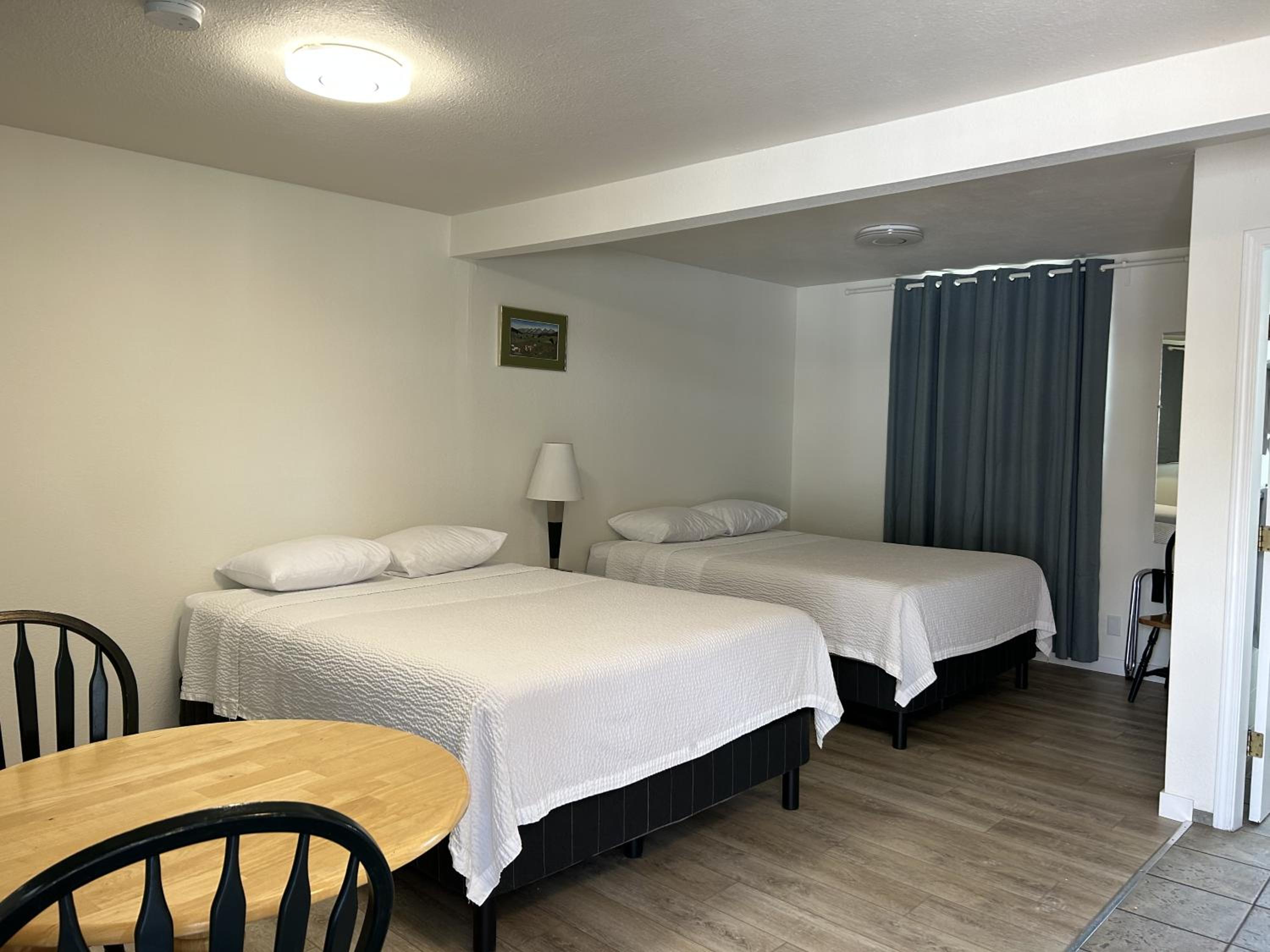 Queen Room with Two Queen Beds photo 3