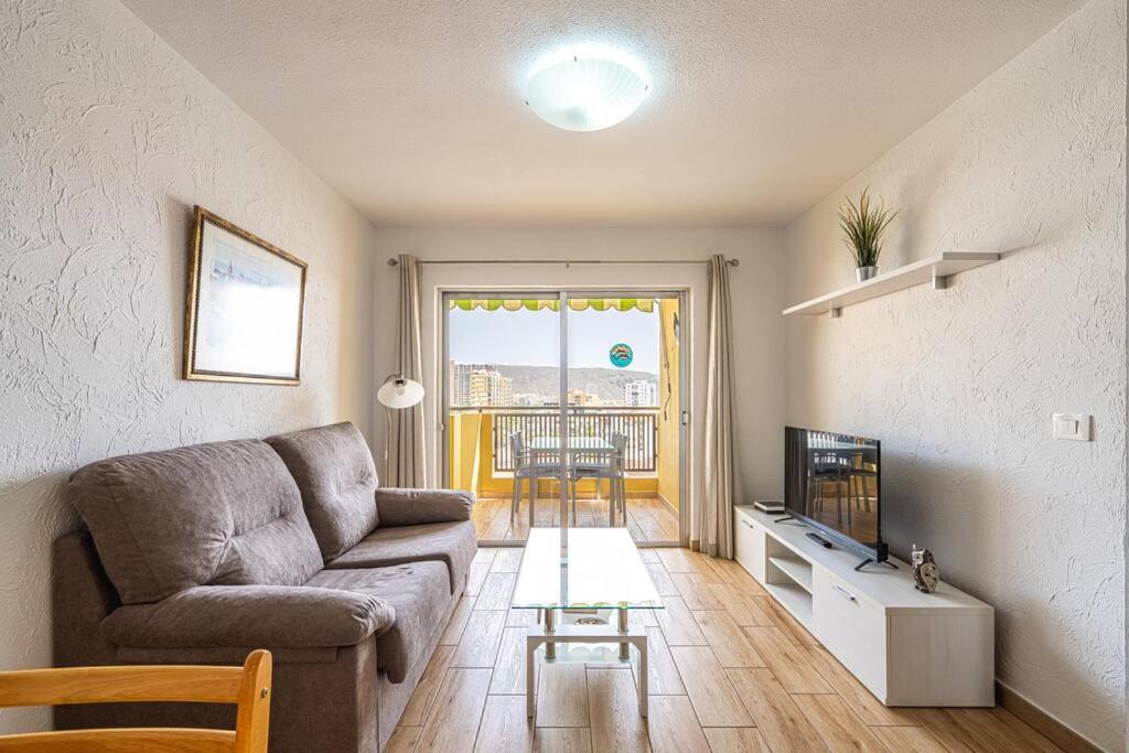 Apartamento de dos habitaciones con balcón y vista al mar