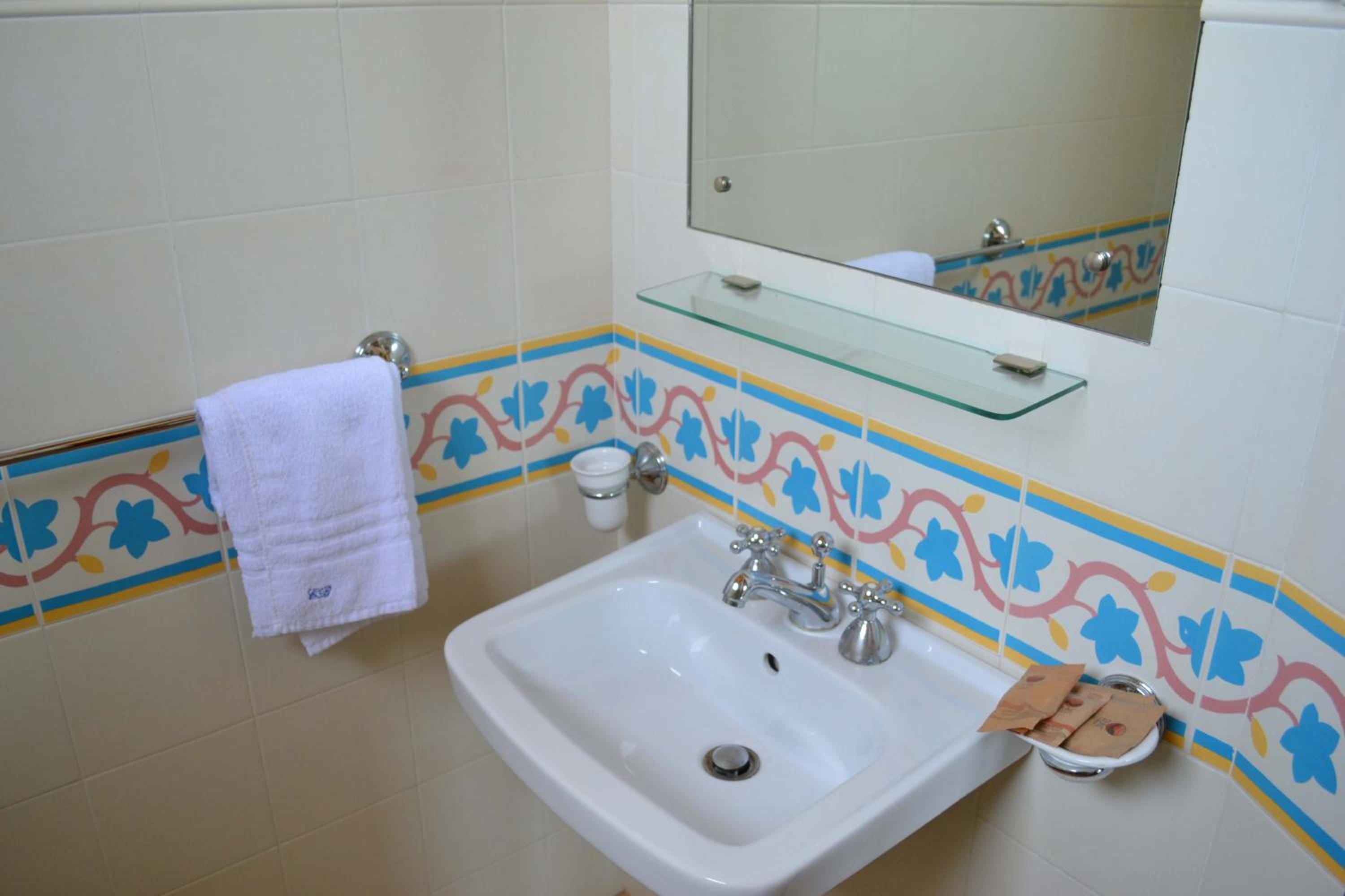 Deluxe Queen Room - Photo 4