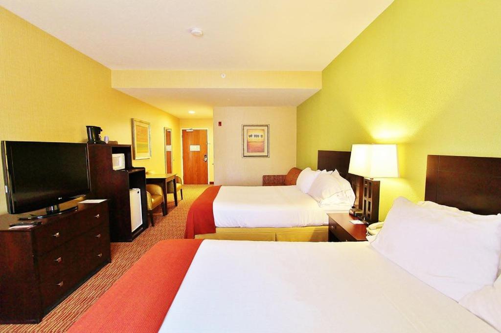 Queen Room with Two Queen Beds - Non-Smoking - Photo 1