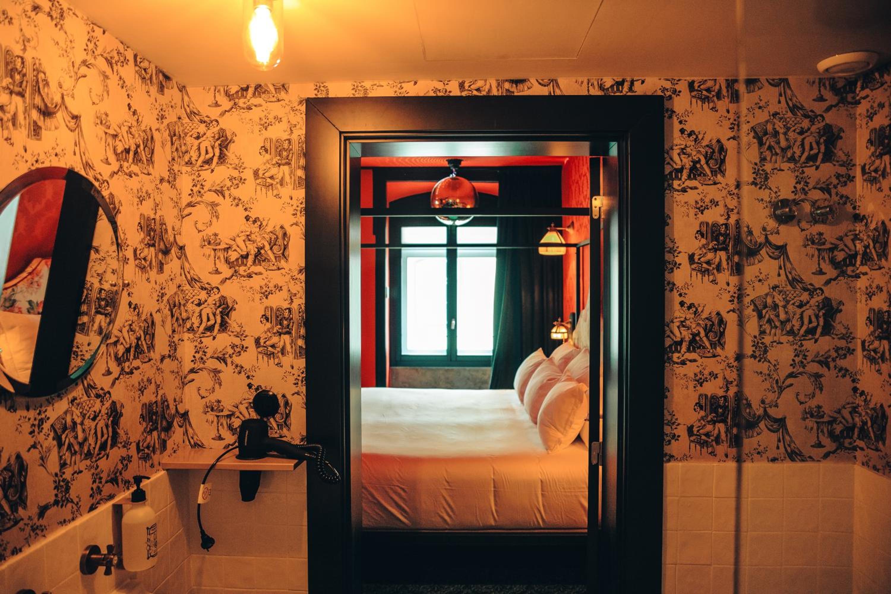 Deluxe King Room - Photo 5