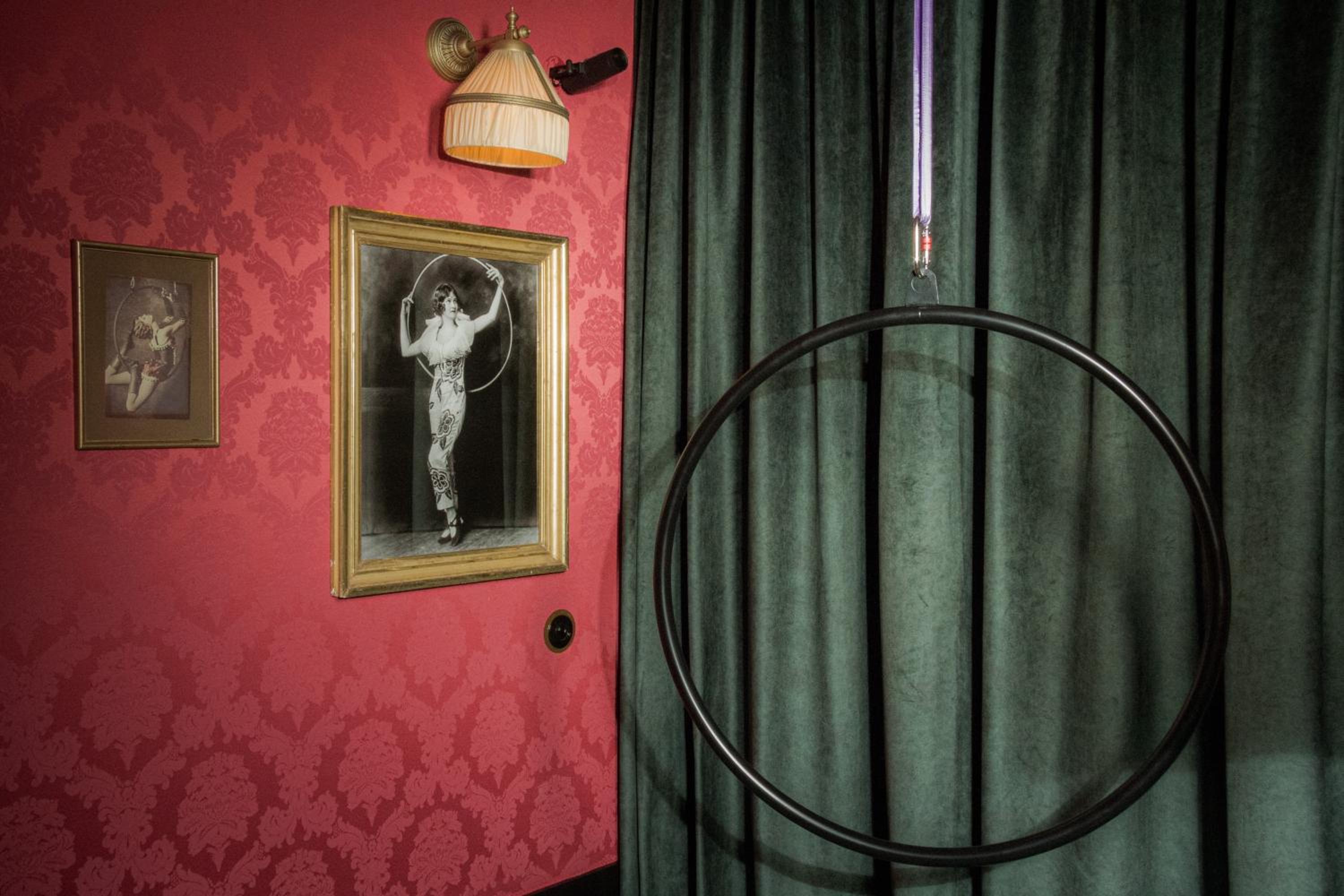Deluxe King Room - Photo 7