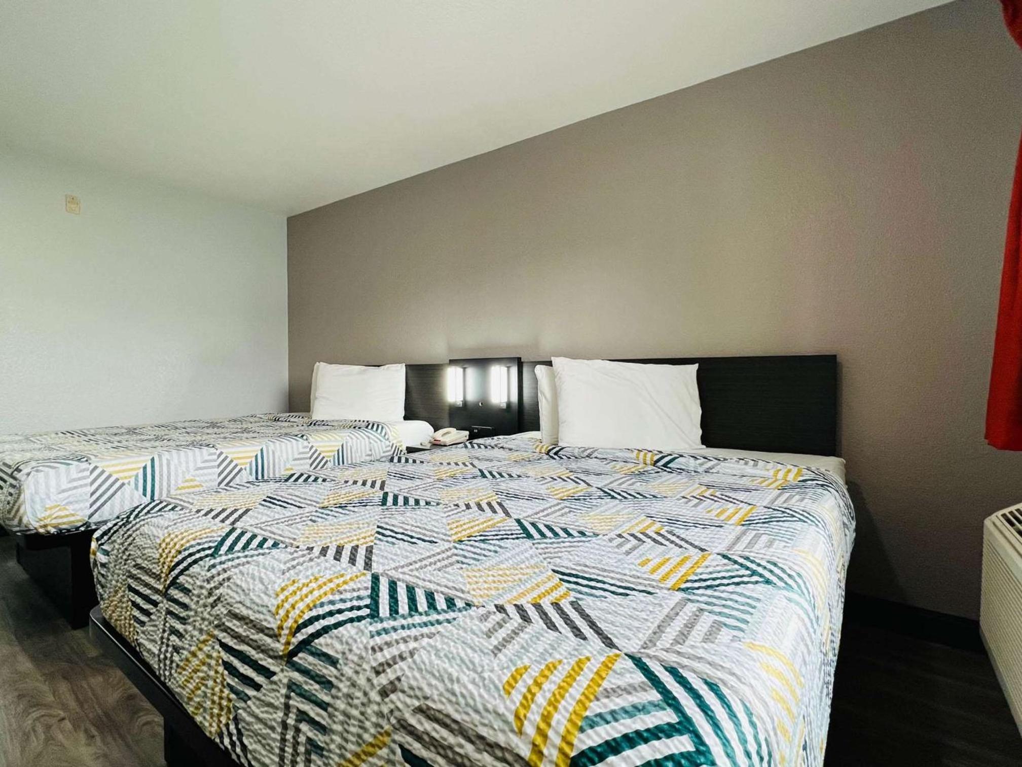 Queen Room with Two Queen Beds photo 1