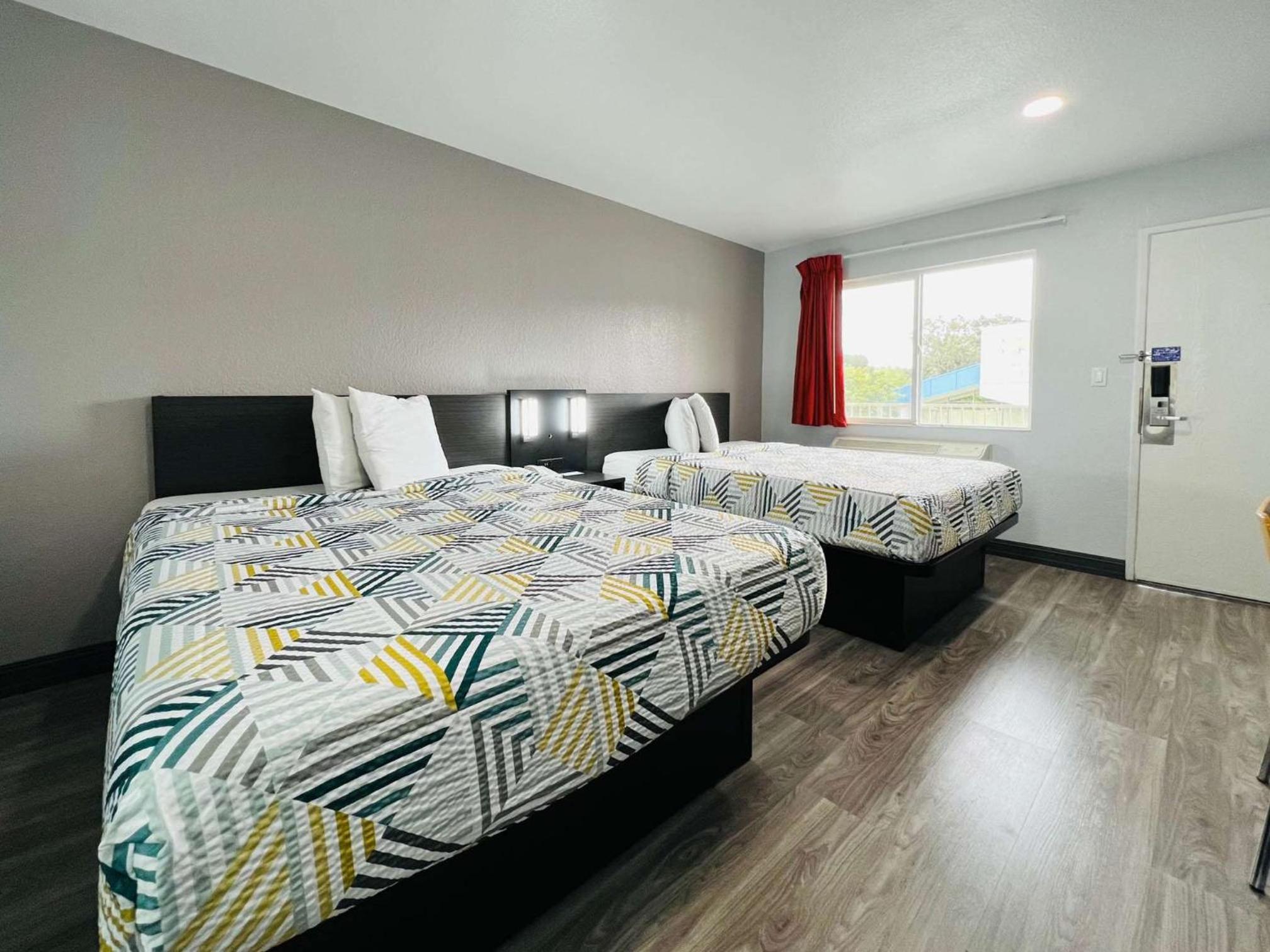 Queen Room with Two Queen Beds photo 3