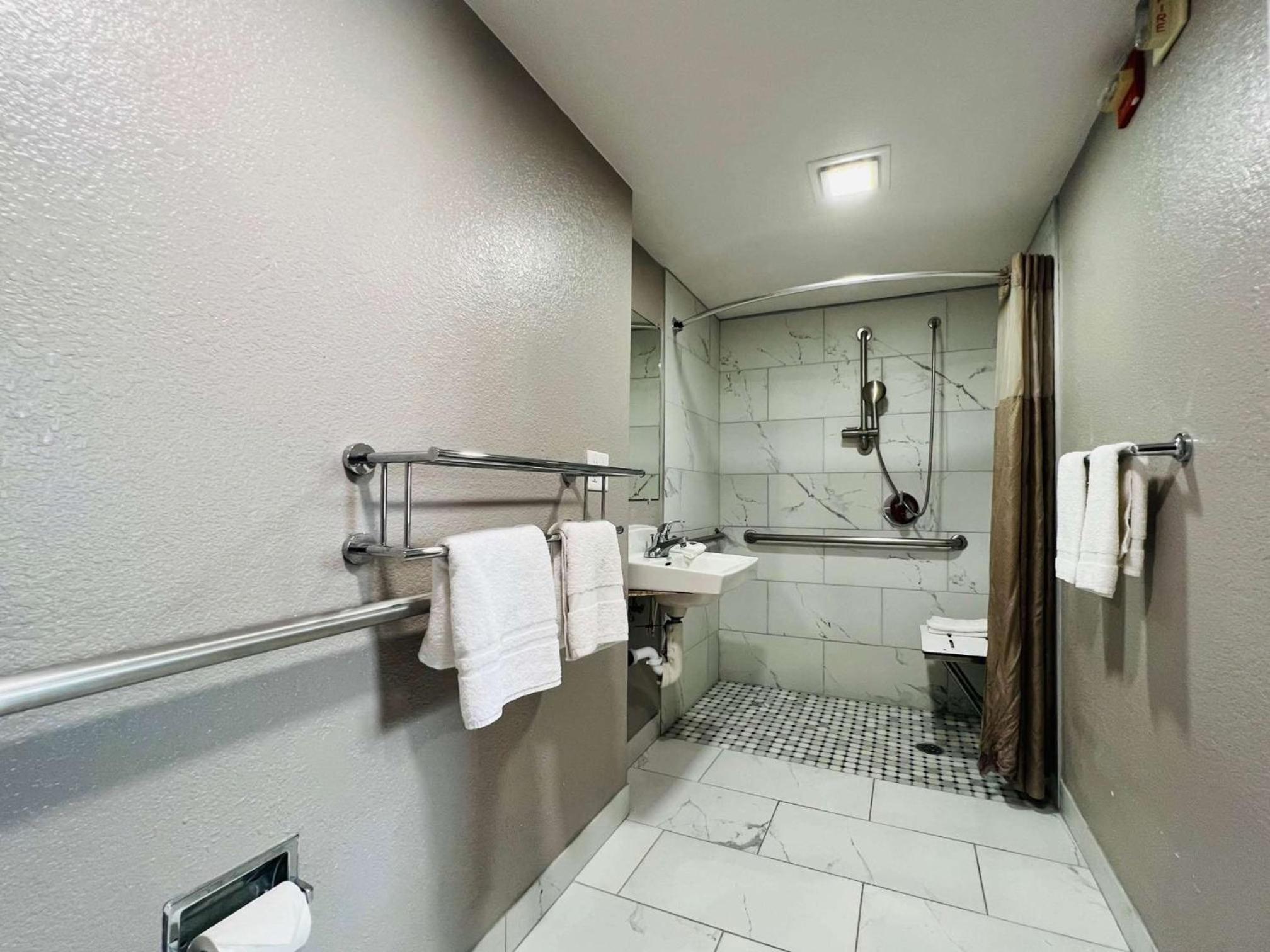 Queen Room - Disability Access - Non-Smoking photo 2