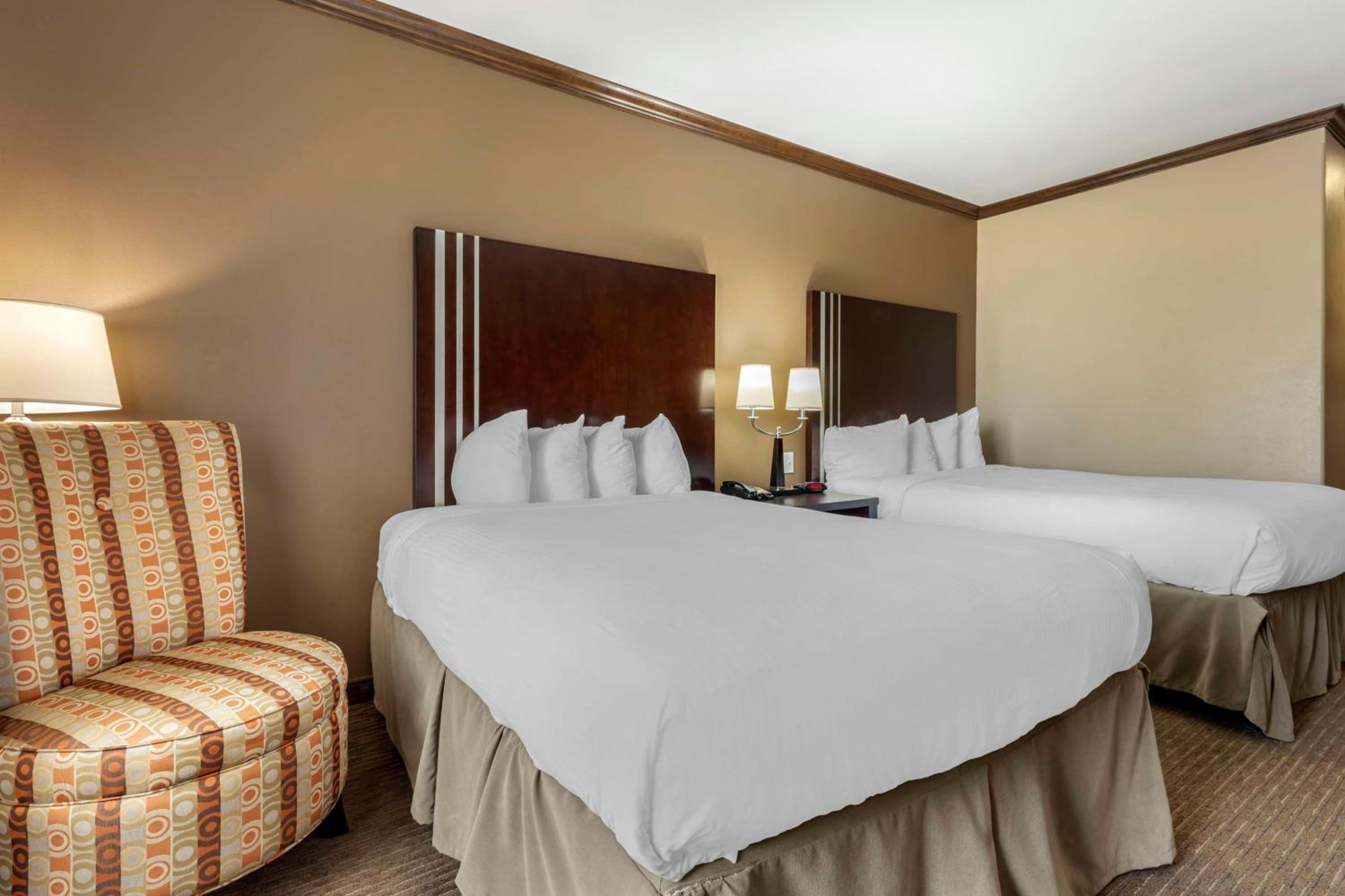 Queen Room with Two Queen Beds - Disability Access/Non-Smoking - Photo 4