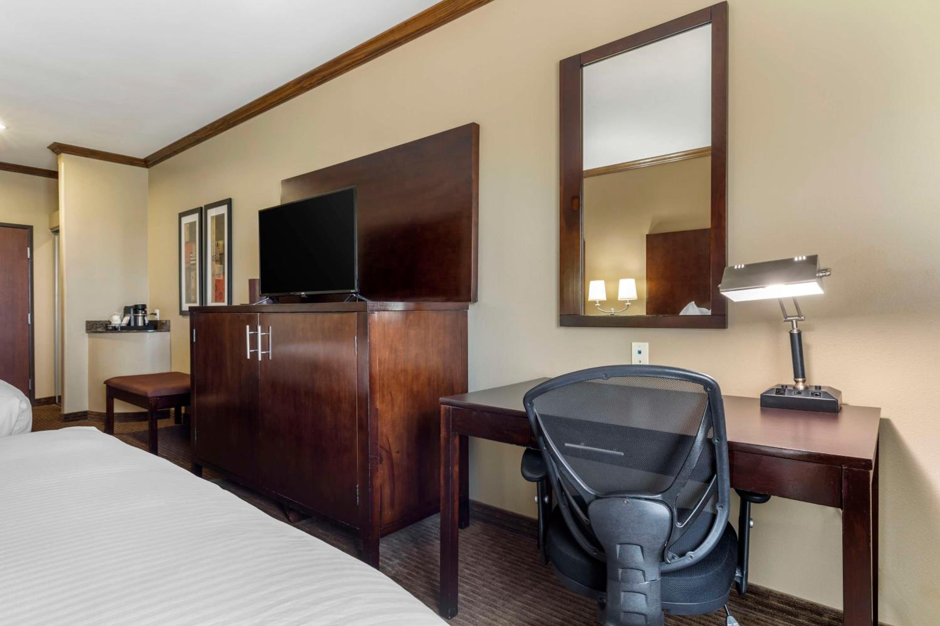 Queen Room with Two Queen Beds - Disability Access/Non-Smoking - Photo 2