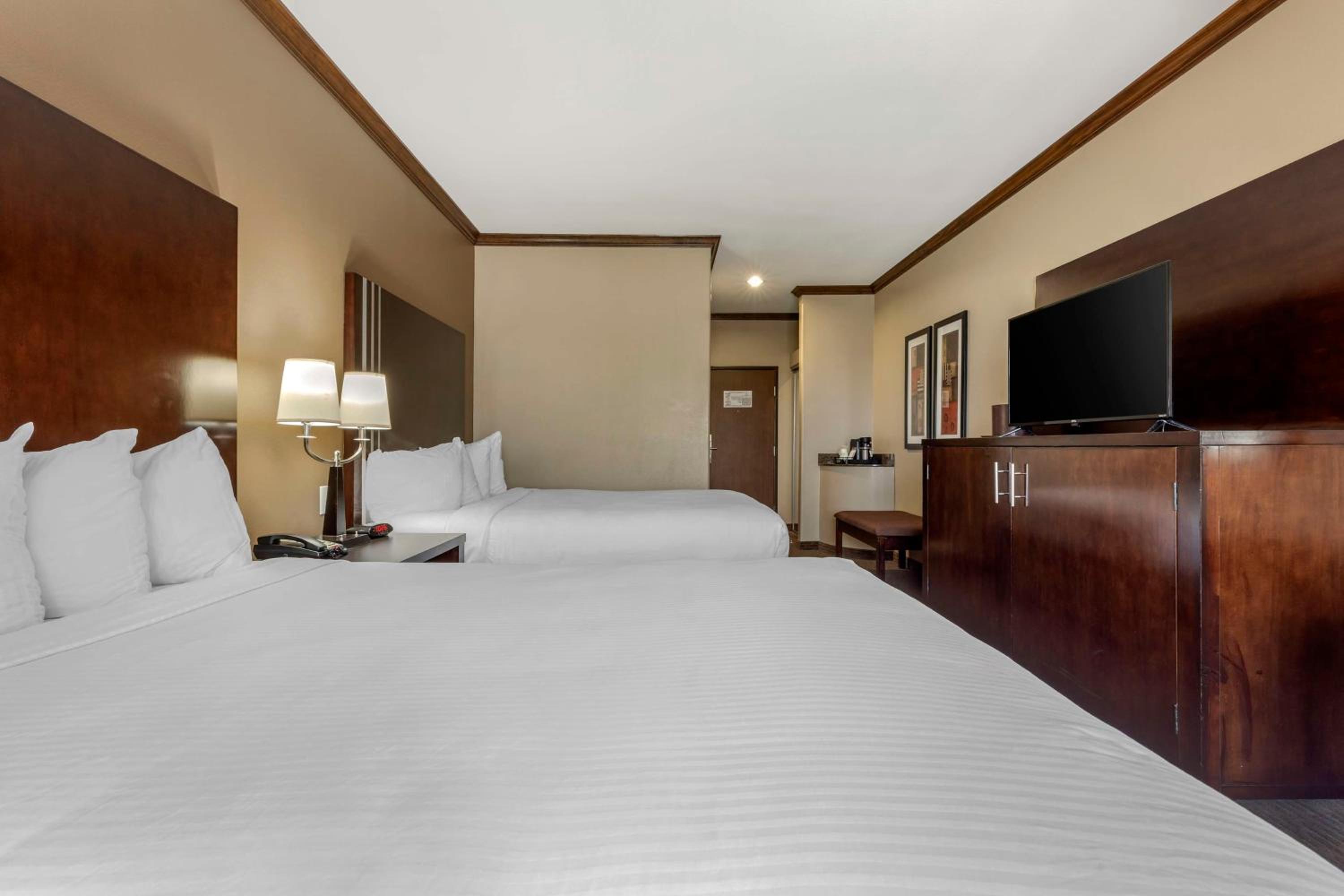 Queen Room with Two Queen Beds - Disability Access/Non-Smoking - Photo 3