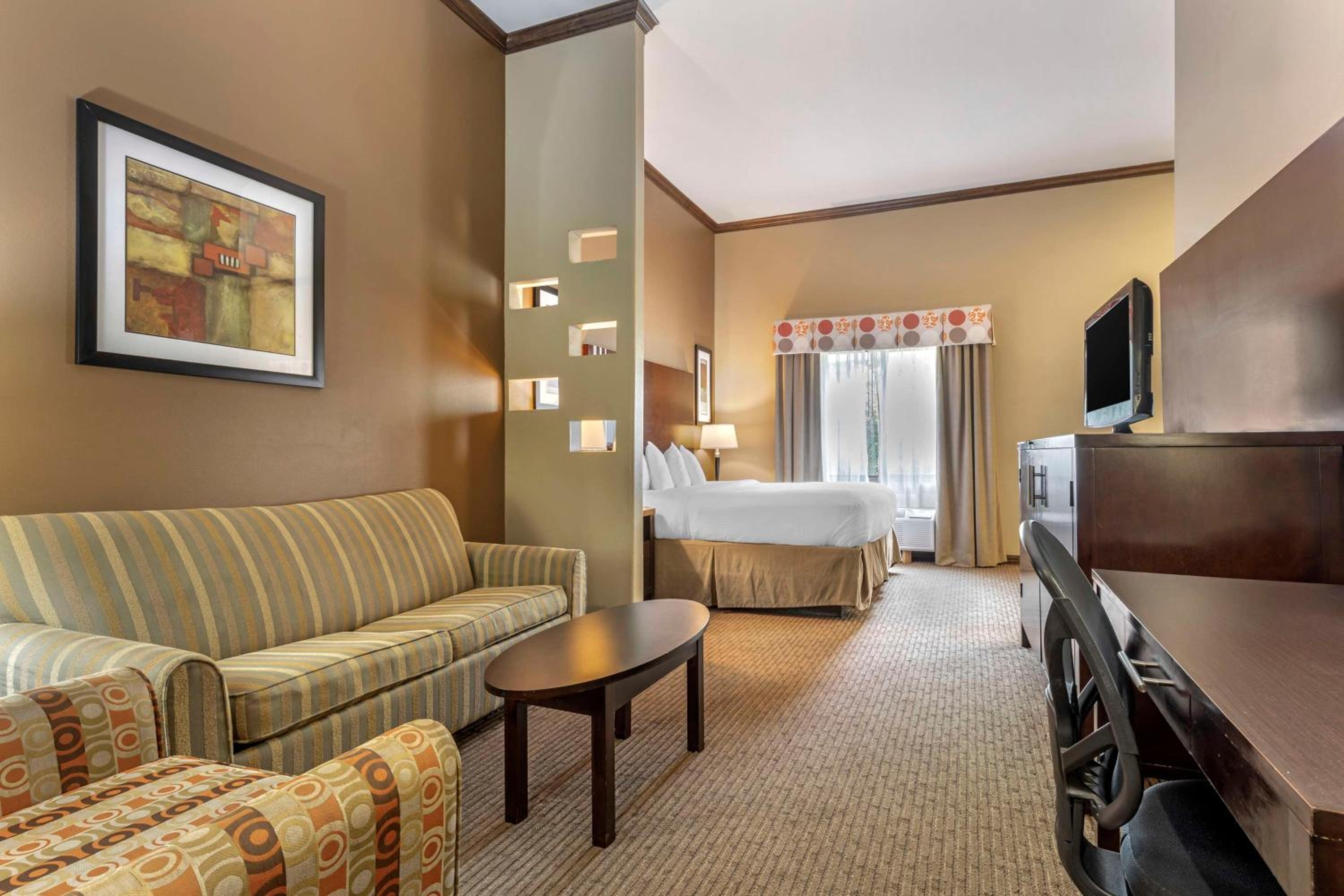 King Suite with Sofa Bed and Spa Bath - Non-Smoking - Photo 1