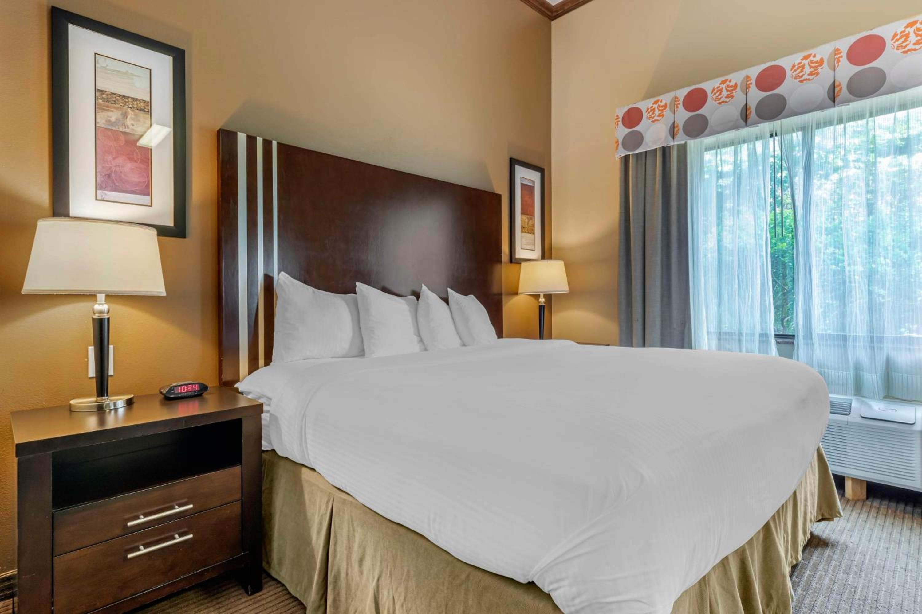 King Suite with Sofa Bed and Spa Bath - Non-Smoking - Photo 7