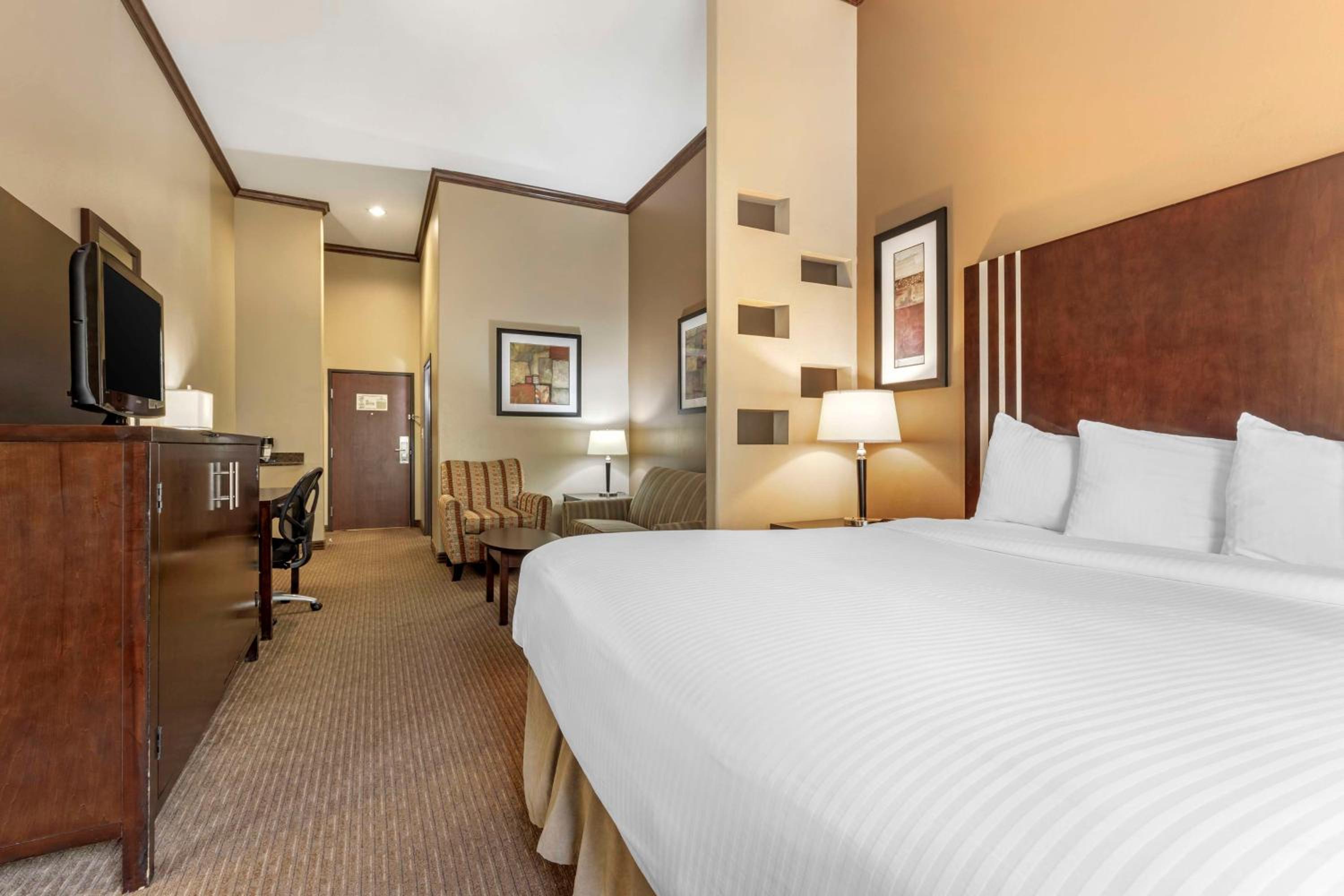 King Suite with Sofa Bed and Spa Bath - Non-Smoking - Photo 6