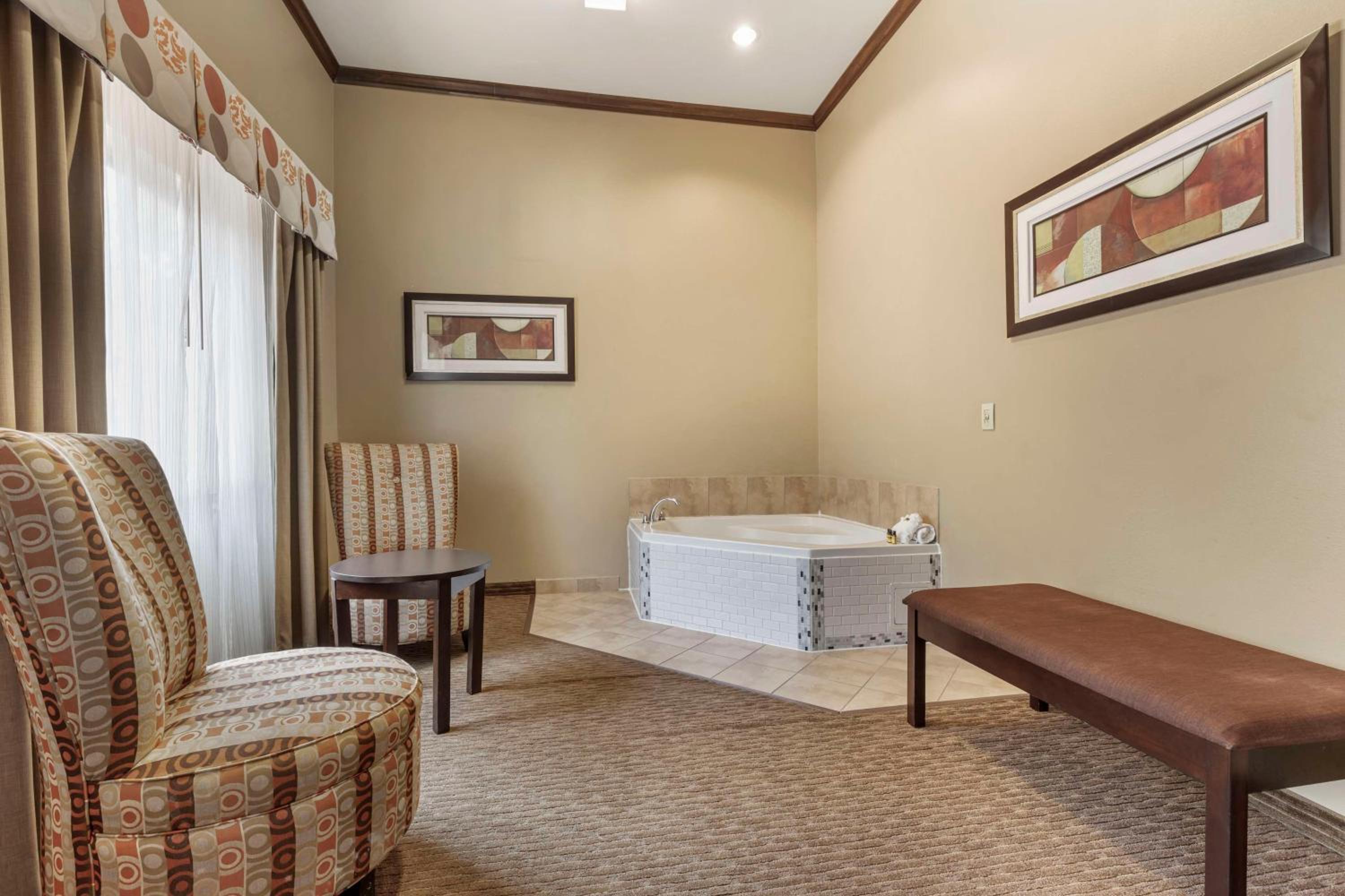 King Suite with Sofa Bed and Spa Bath - Non-Smoking - Photo 2