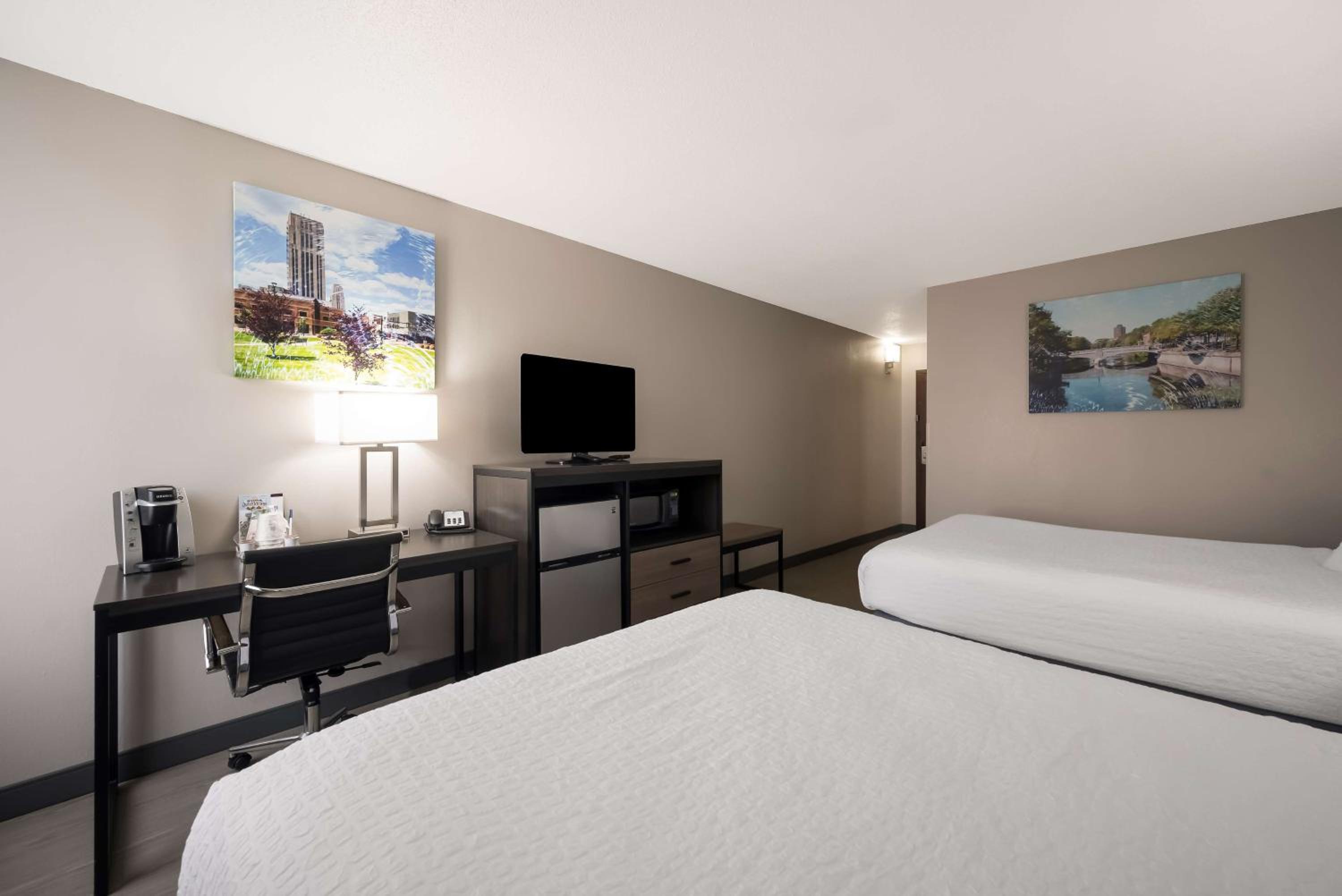 Queen Room with Two Queen Beds - Non-Smoking photo 3