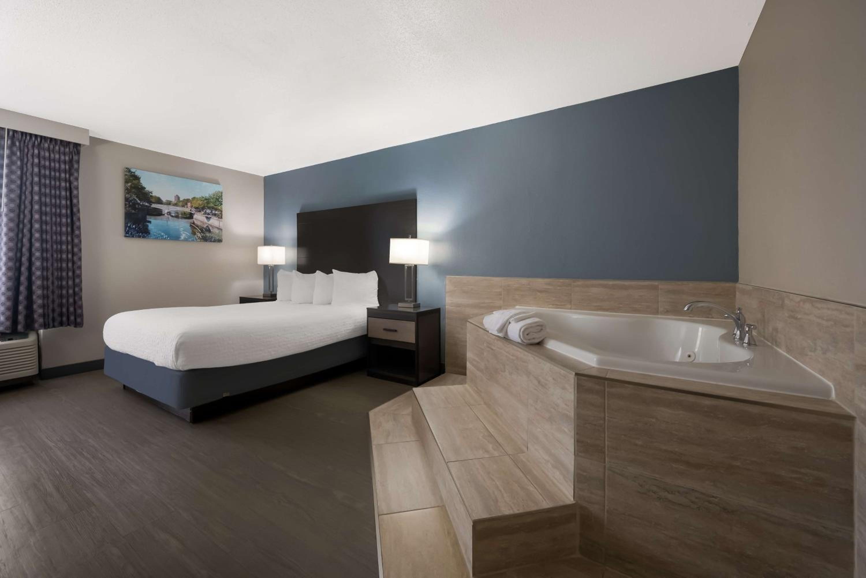 Queen Suite with Whirlpool - Non-Smoking