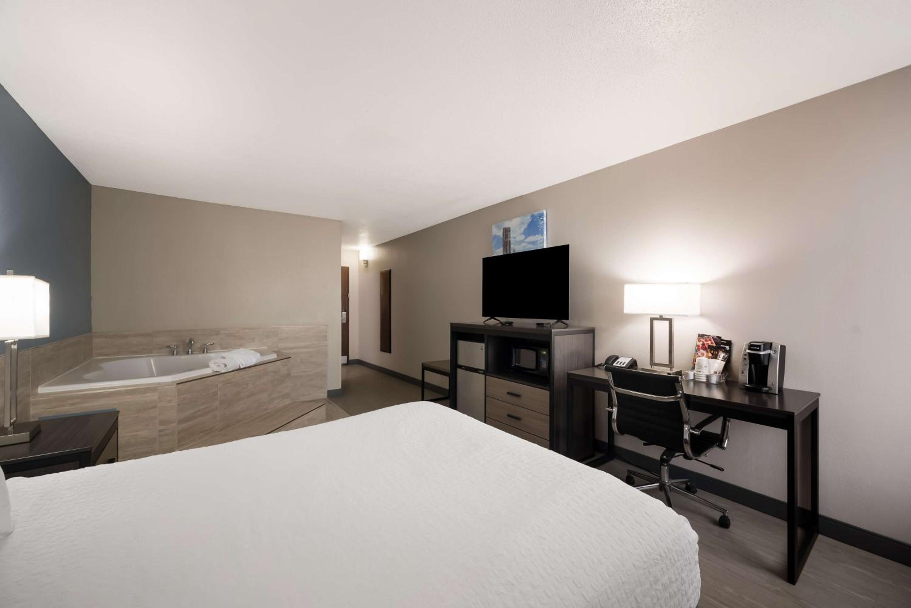 Queen Suite with Whirlpool - Non-Smoking photo 3