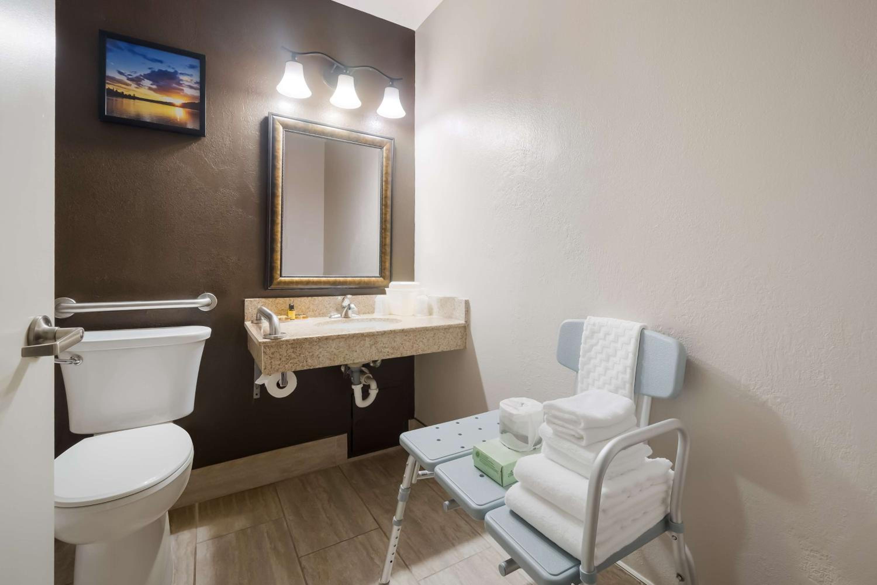 Queen Room with Two Queen Beds and Bath Tub - Disability Access/Non-Smoking  photo 3
