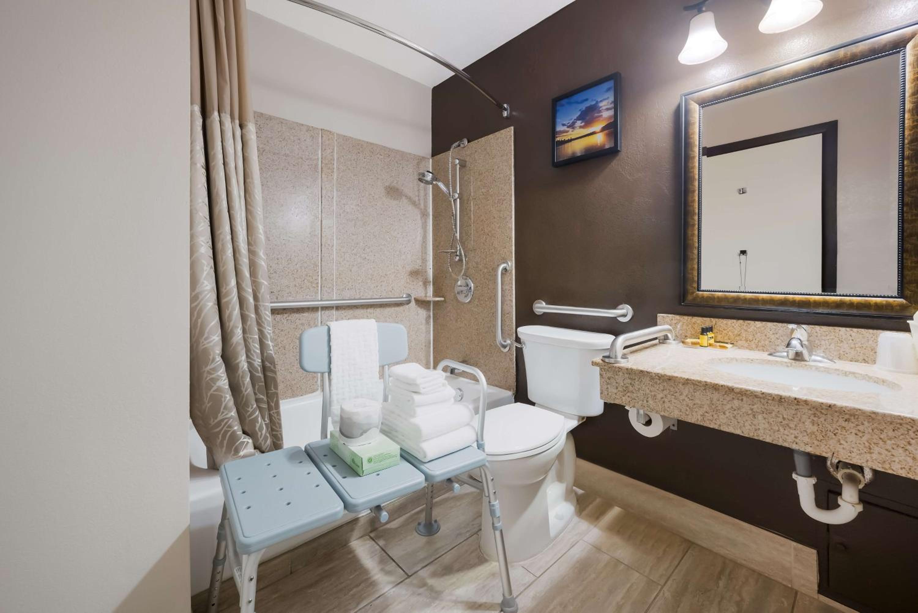 Queen Room with Two Queen Beds and Bath Tub - Disability Access/Non-Smoking  photo 2
