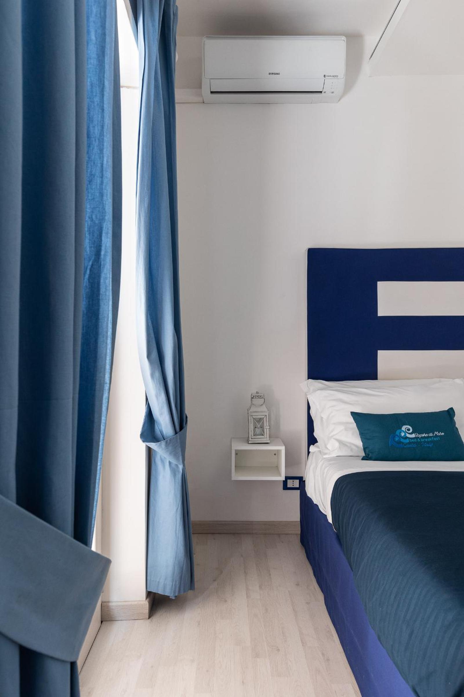 Double Room with Balcony - Photo 7
