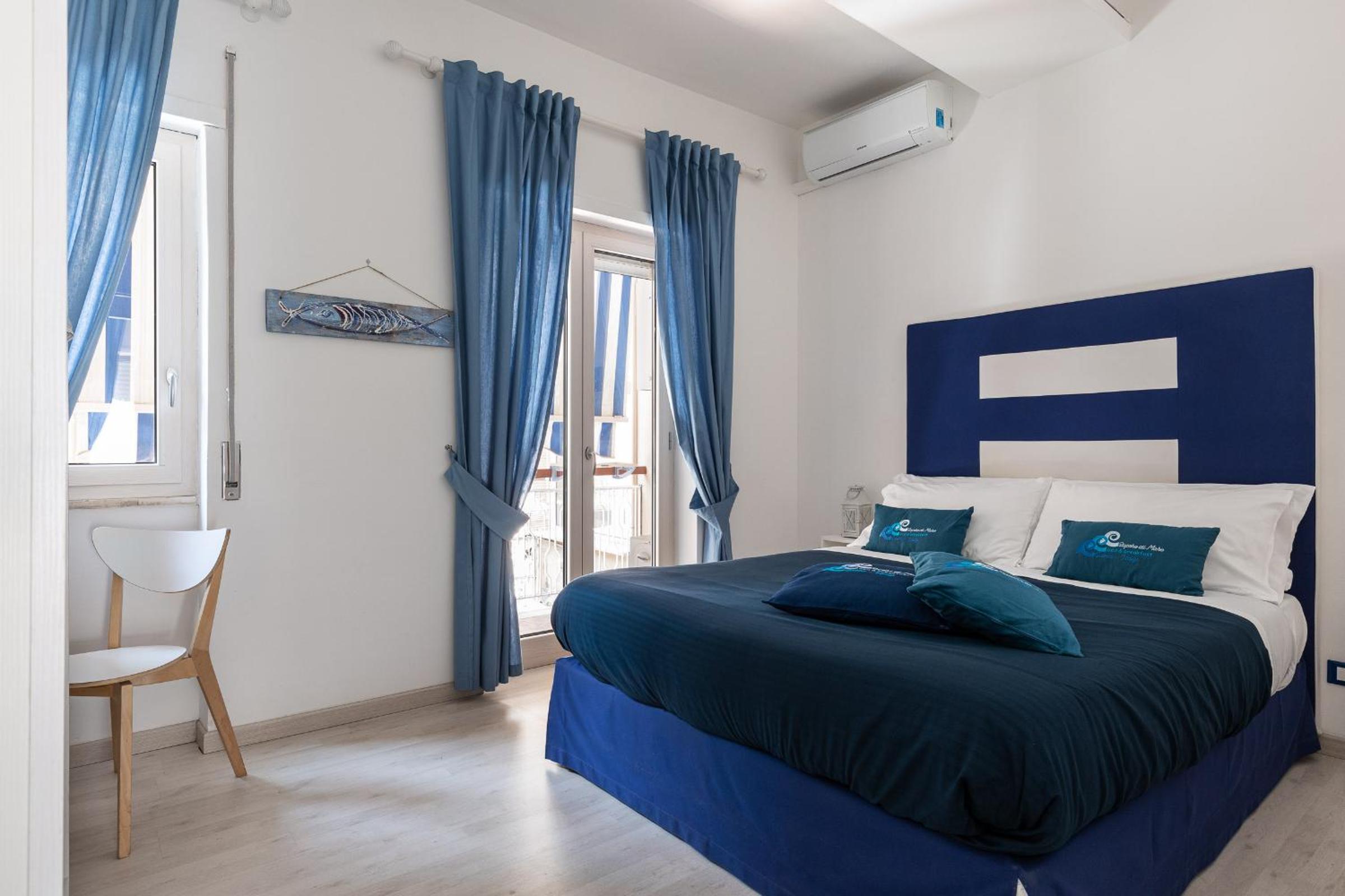 Double Room with Balcony - Photo 8