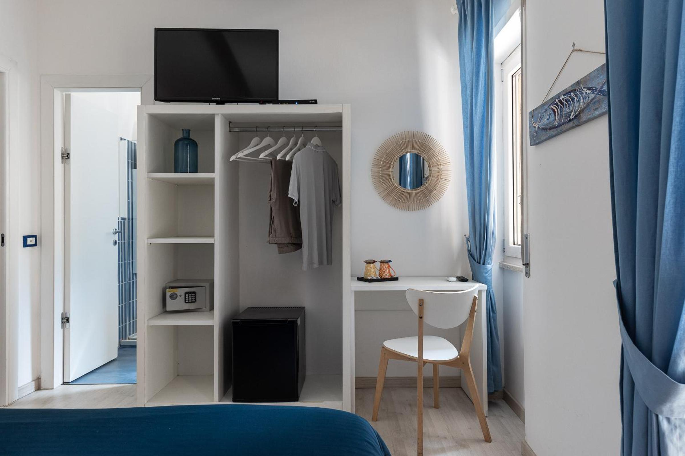 Double Room with Balcony - Photo 3