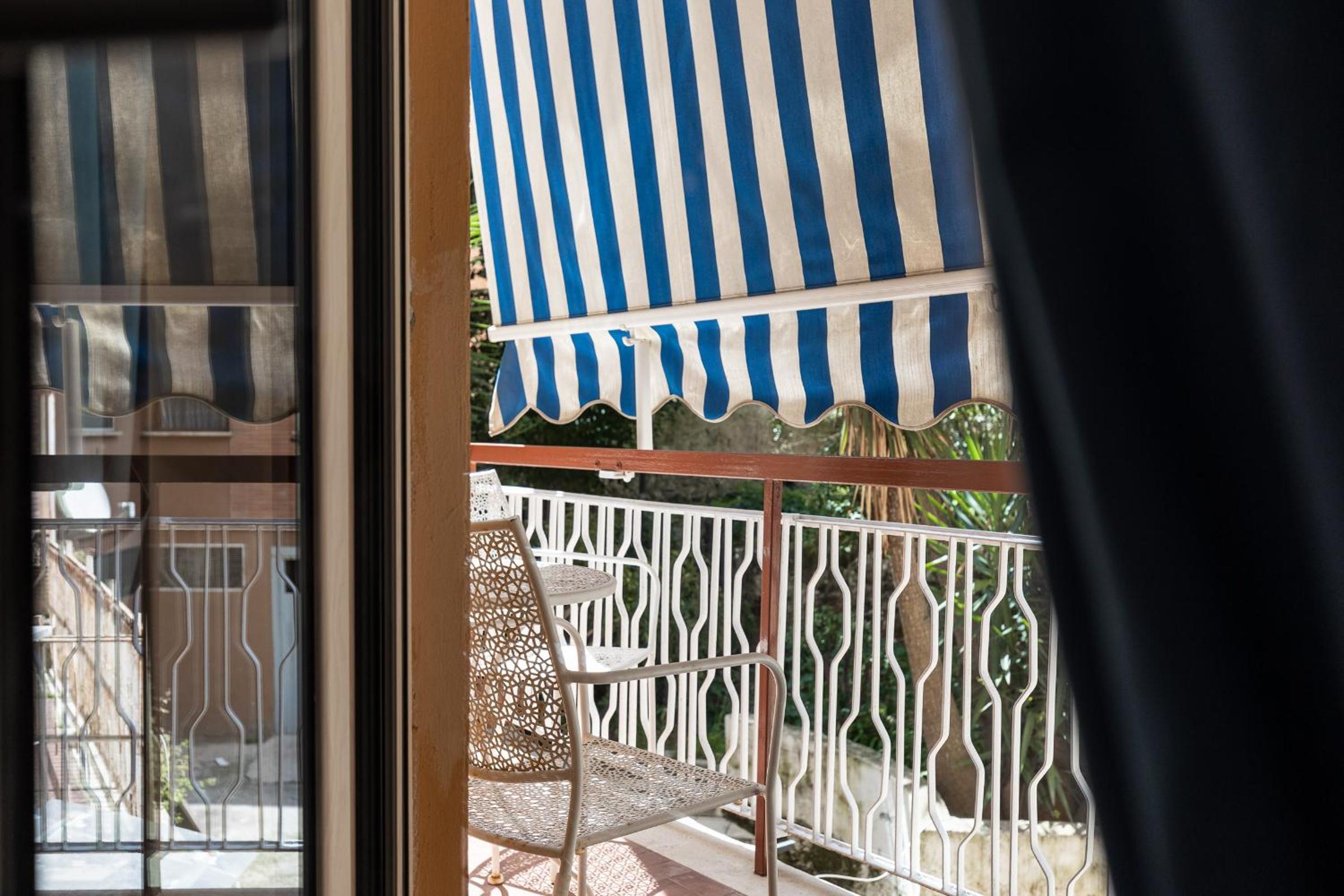 Double Room with Balcony - Photo 5