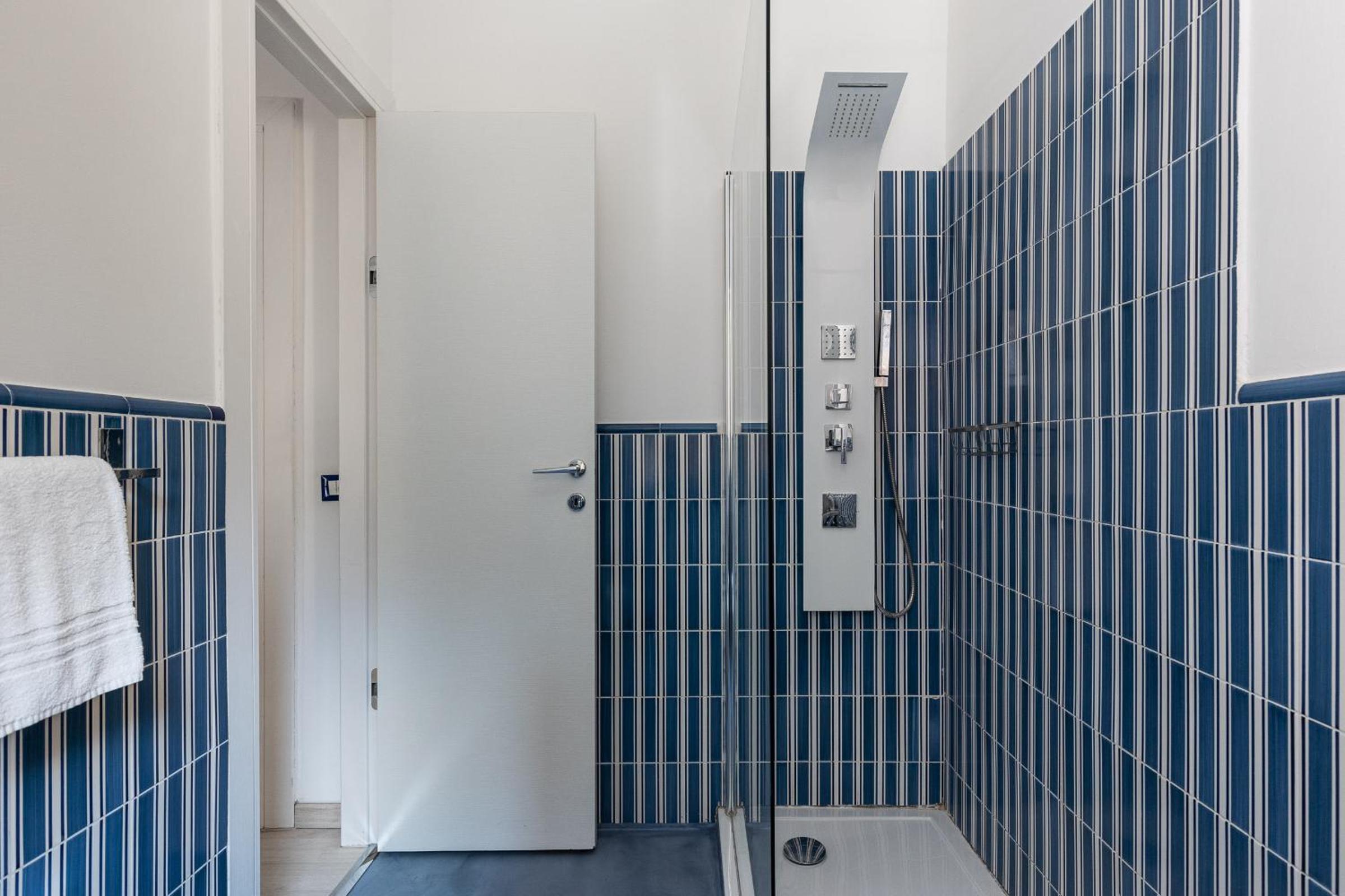 Double Room with Balcony - Photo 6
