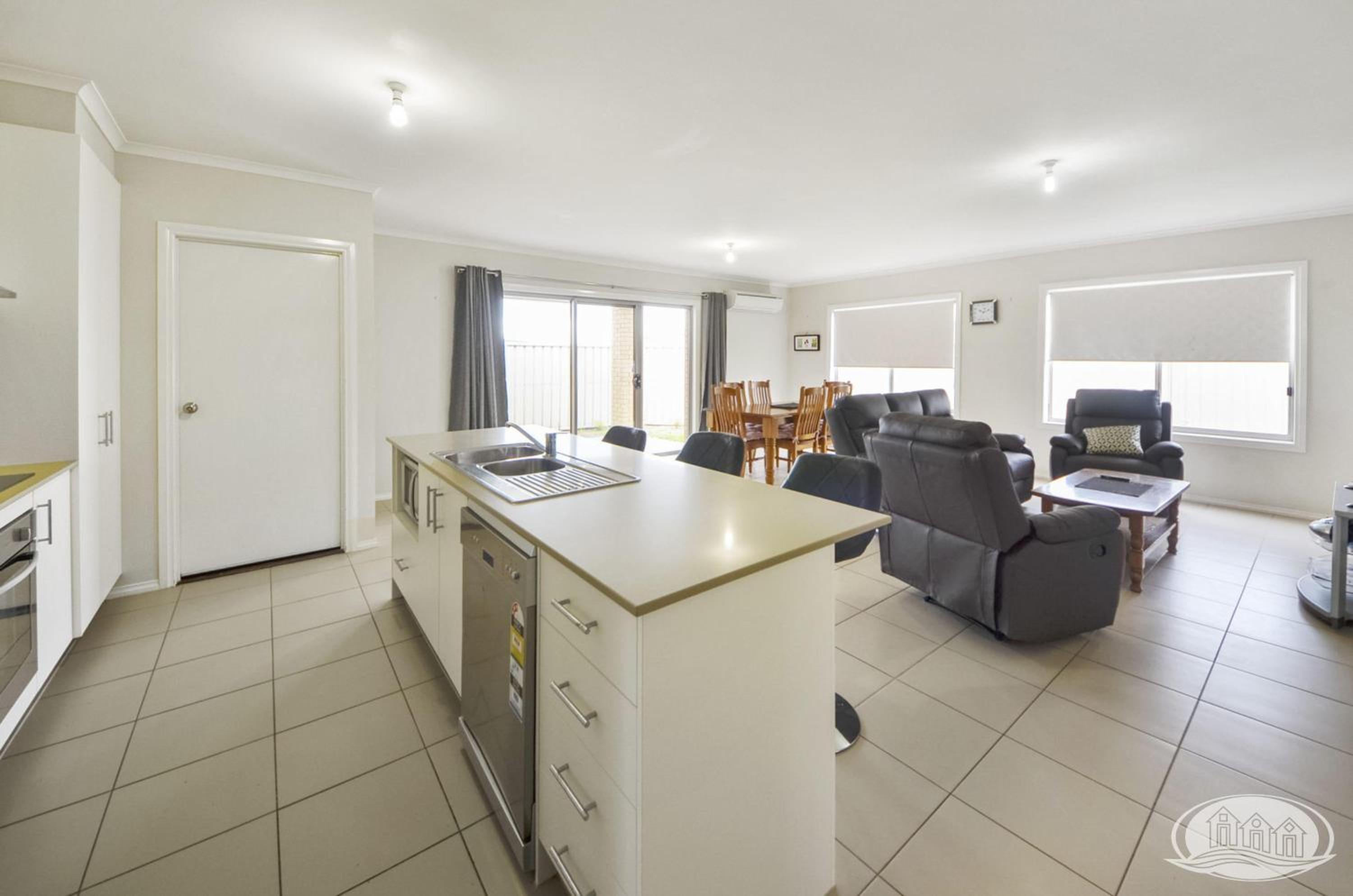 Three-Bedroom House photo 3
