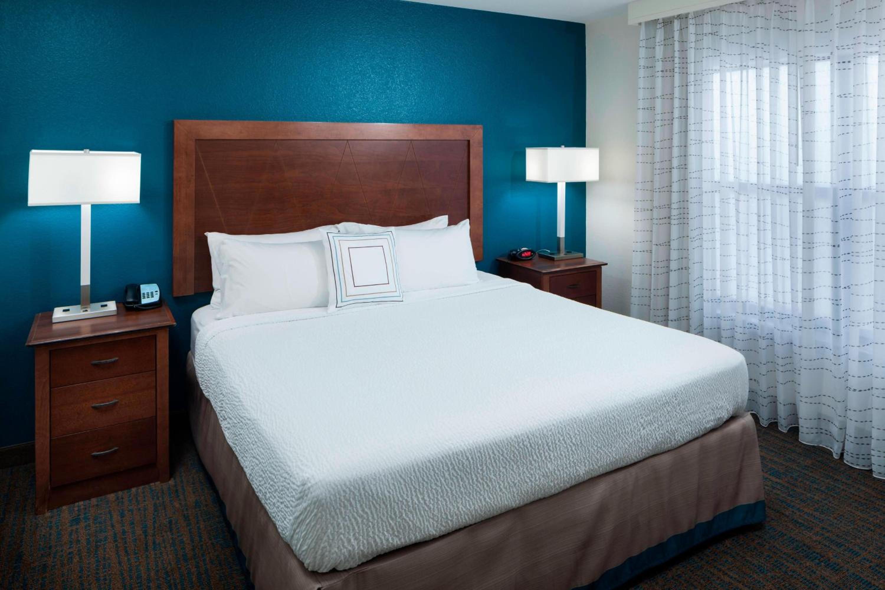 1 Bedroom 2 room Suite, 1 King, Sofa bed - Photo 2