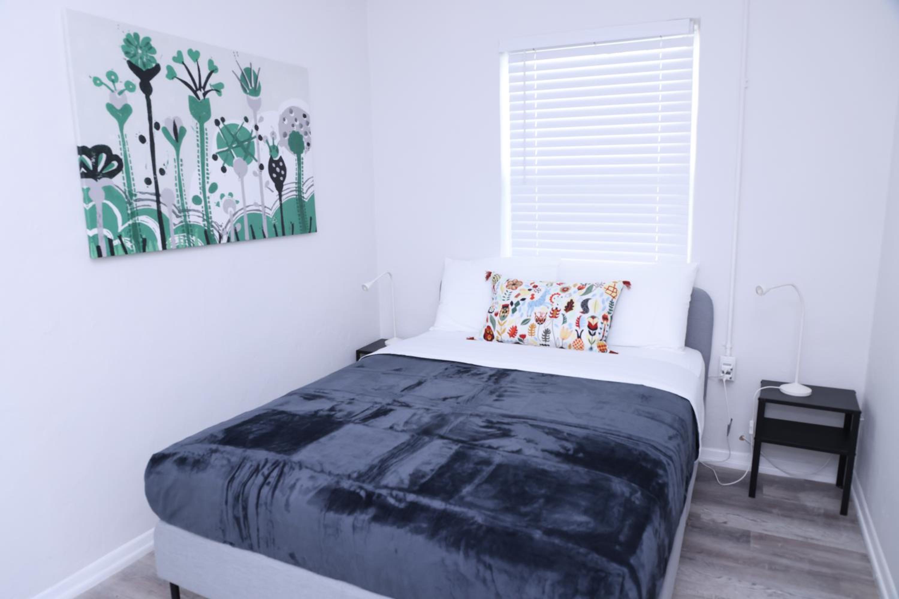 One-Bedroom Apartment photo 1