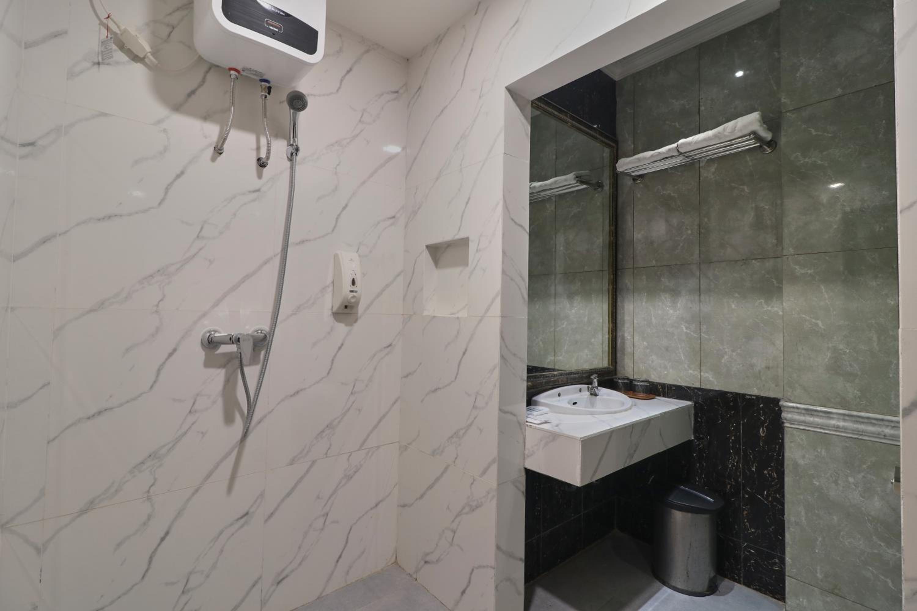 Large Double Room - Photo 4