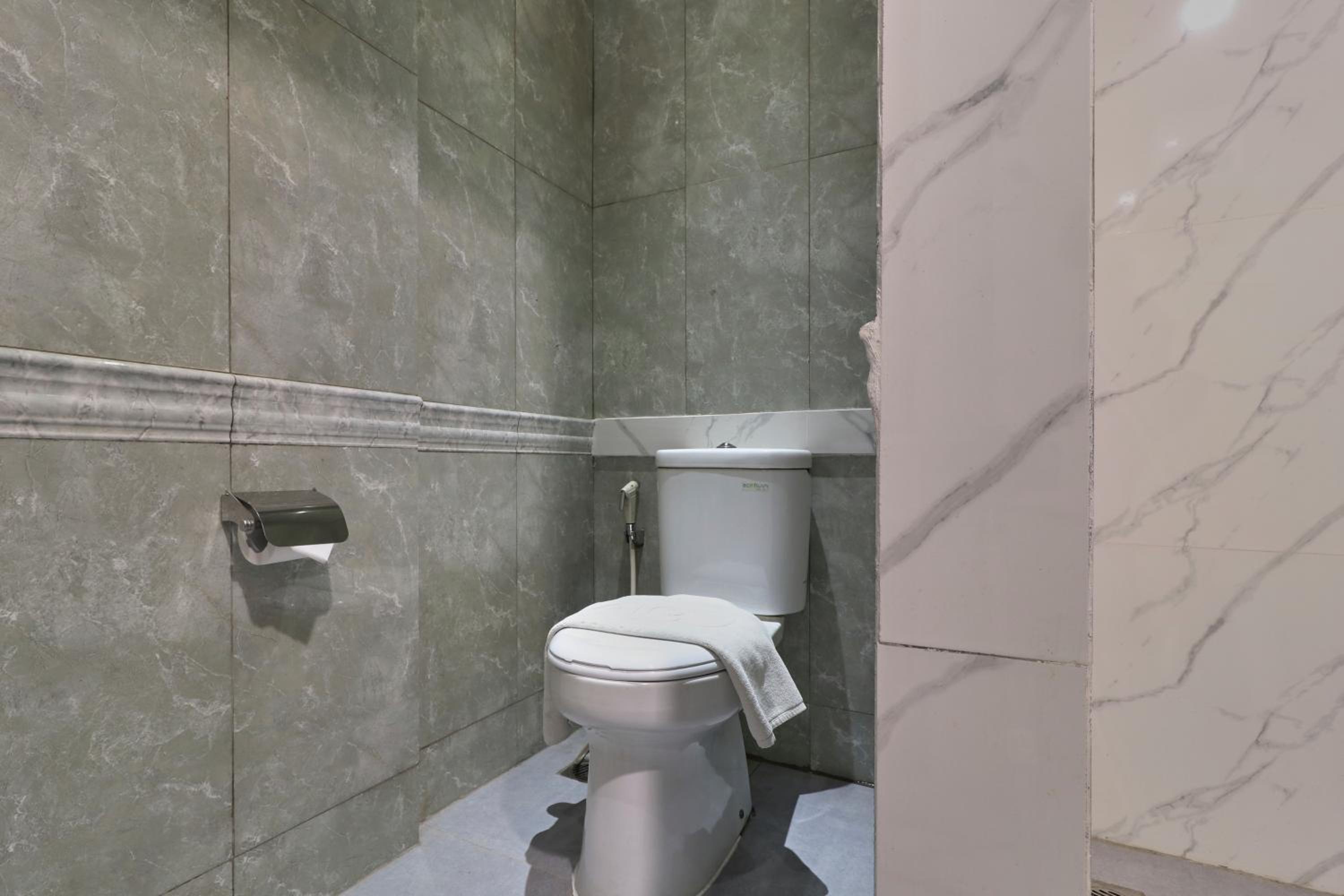 Large Double Room - Photo 5